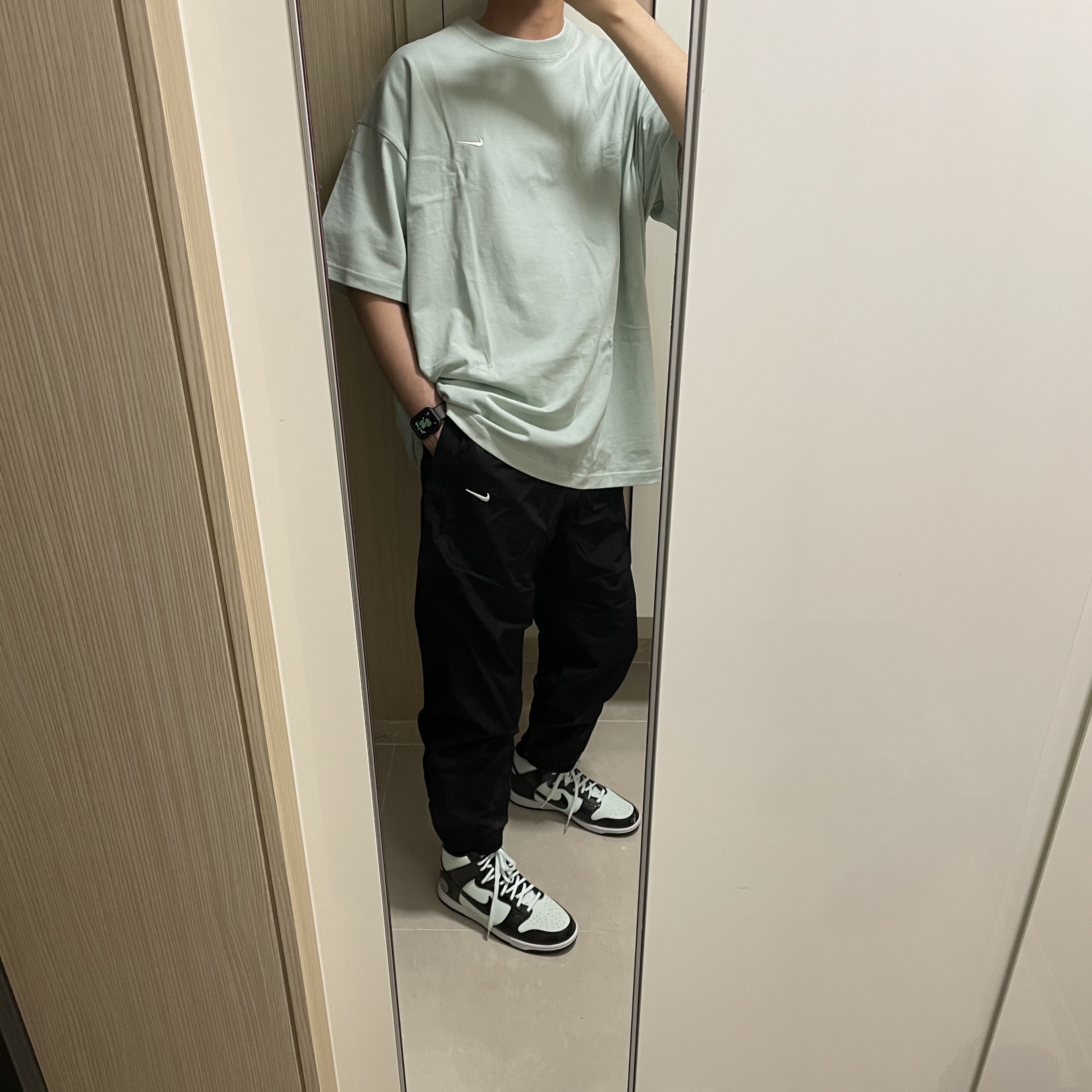 Nike M NRG Track Pants Black, Nike Dunk High Barely Green 착용 스타일 - 2