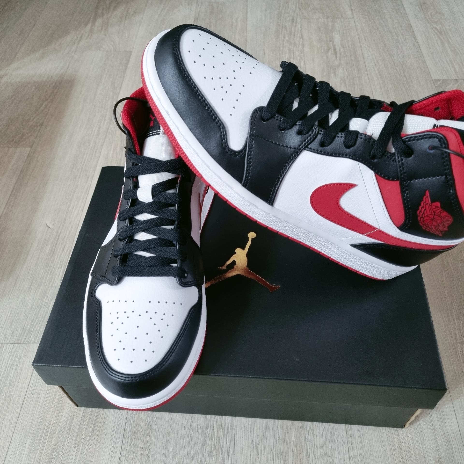 Jordan 1 Mid Gym Red Black White 착용 스타일 - 3