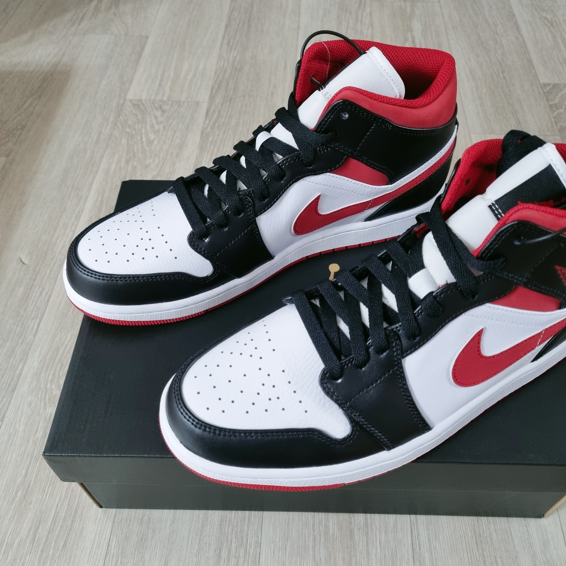 Jordan 1 Mid Gym Red Black White 착용 스타일 - 4