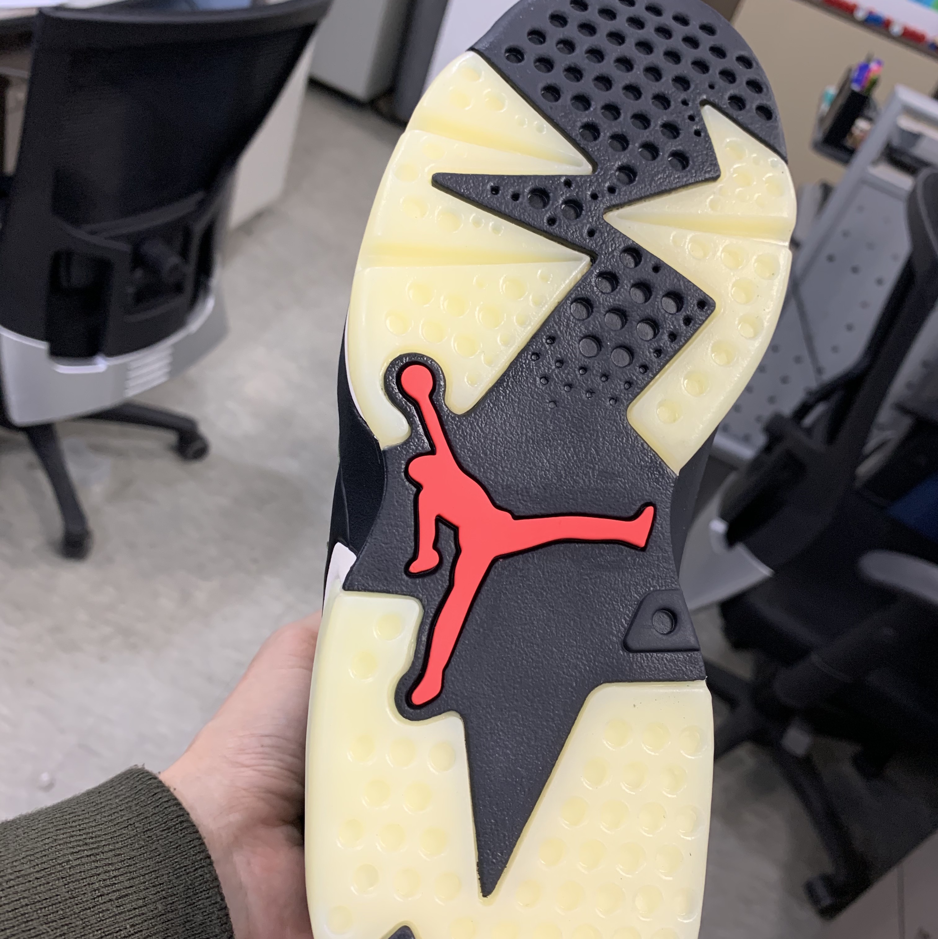 Jordan 6 x Travis Scott Retro Olive 착용 스타일 - 4