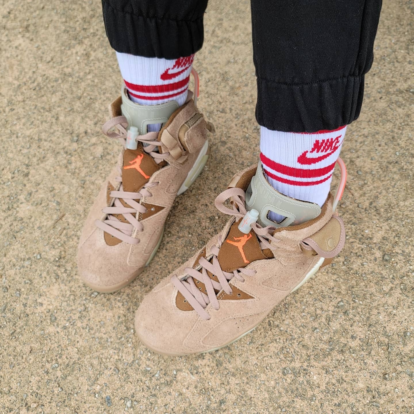Jordan 6 x Travis Scott Retro SP British Khaki, (TD) Jordan 6 x Travis Scott Retro SP British Khaki 착용 스타일 - 1