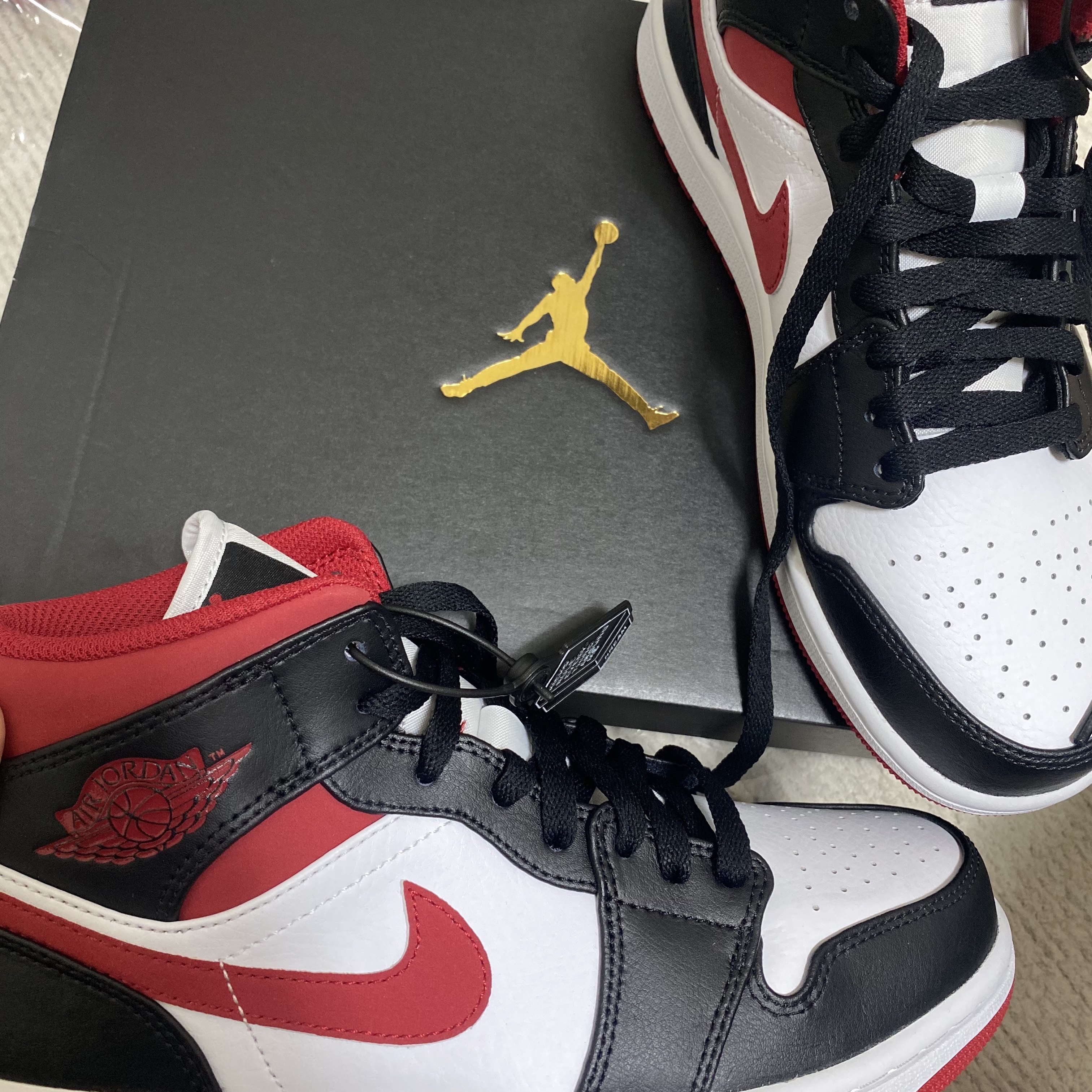 Jordan 1 Mid Gym Red Black White 착용 스타일