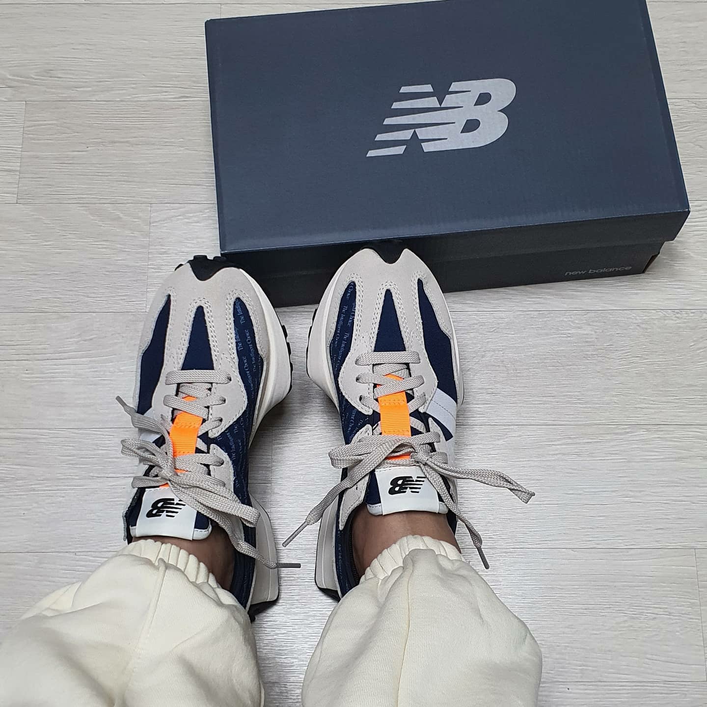 New Balance 327 Outerspace Light Grey, New Balance 327 White Black 착용 스타일 - 1