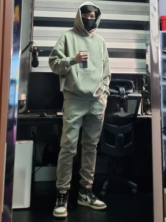 Essentials Pull-Over Hoodie Moss - 21SS, Essentials Sweatpants Moss - 21SS 착용 스타일 - 1