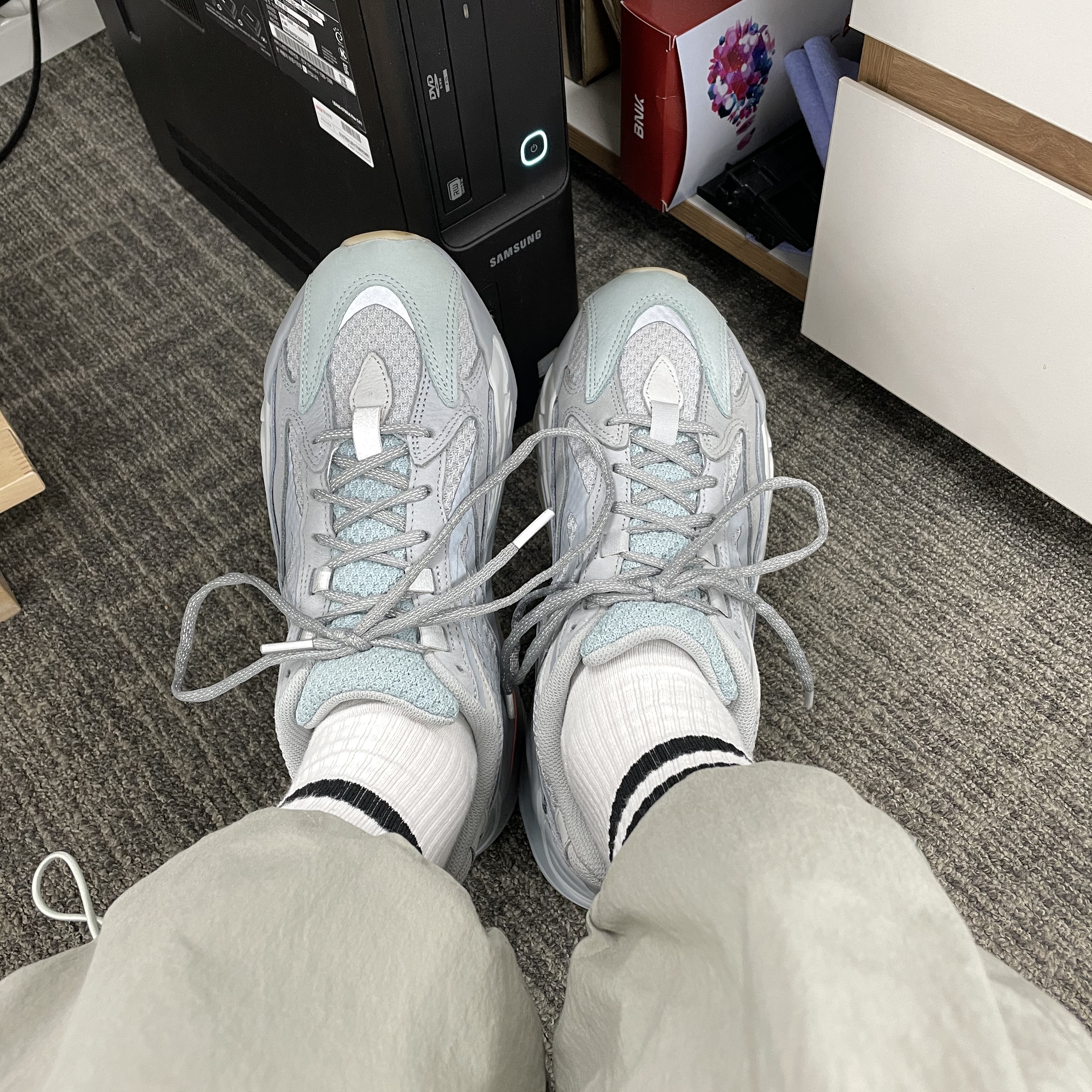 Adidas Yeezy Boost 700 V2 Inertia 착용 스타일 - 3