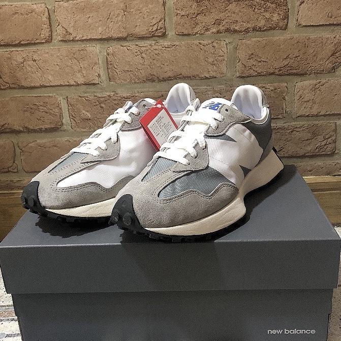 New Balance 327 Grey 착용 스타일