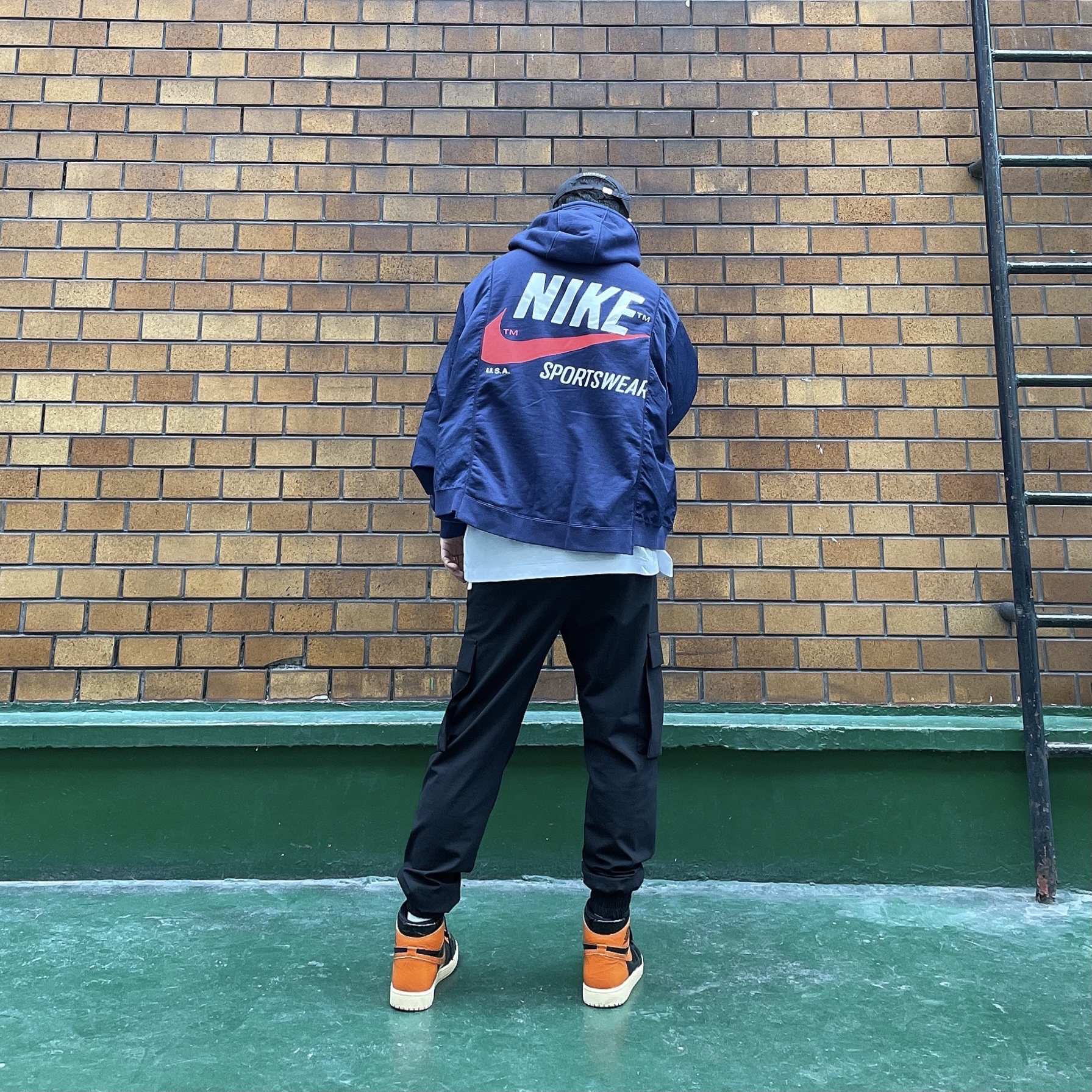 Nike NSW Hoodie BRS Midnight Navy, Jordan 1 Retro High Shattered Backboard 3.0 착용 스타일