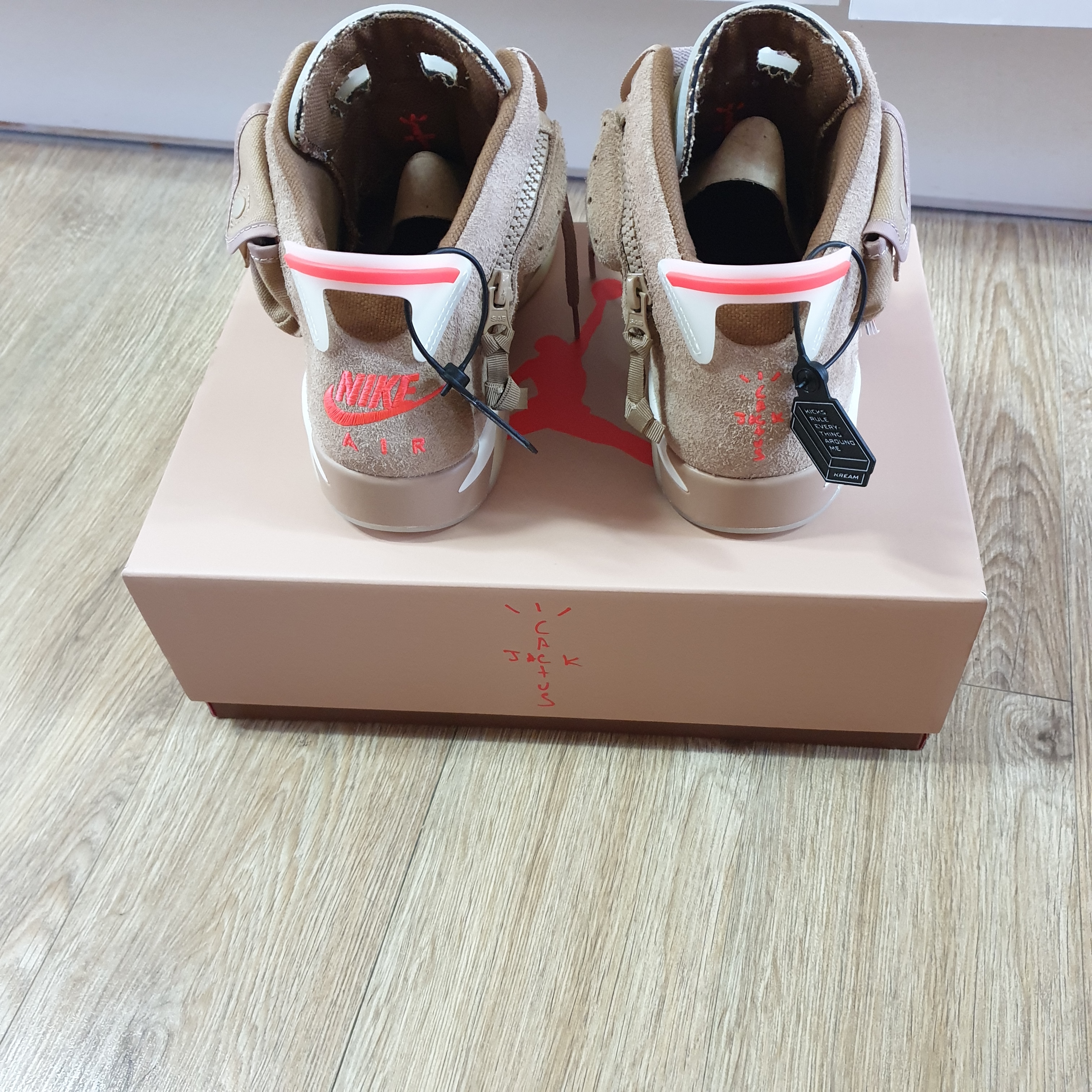 Jordan 6 x Travis Scott Retro SP British Khaki 착용 스타일 - 4