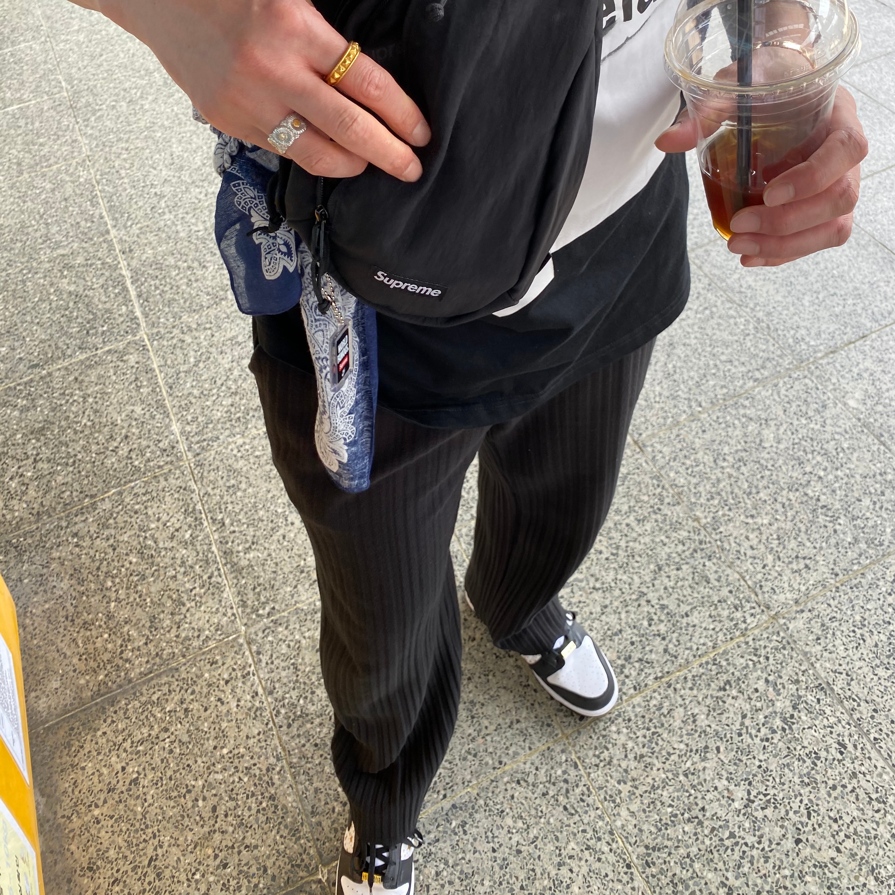 Nike x Supreme SB Dunk Low Black, Supreme Sling Bag Black - 20FW 착용 스타일 - 1