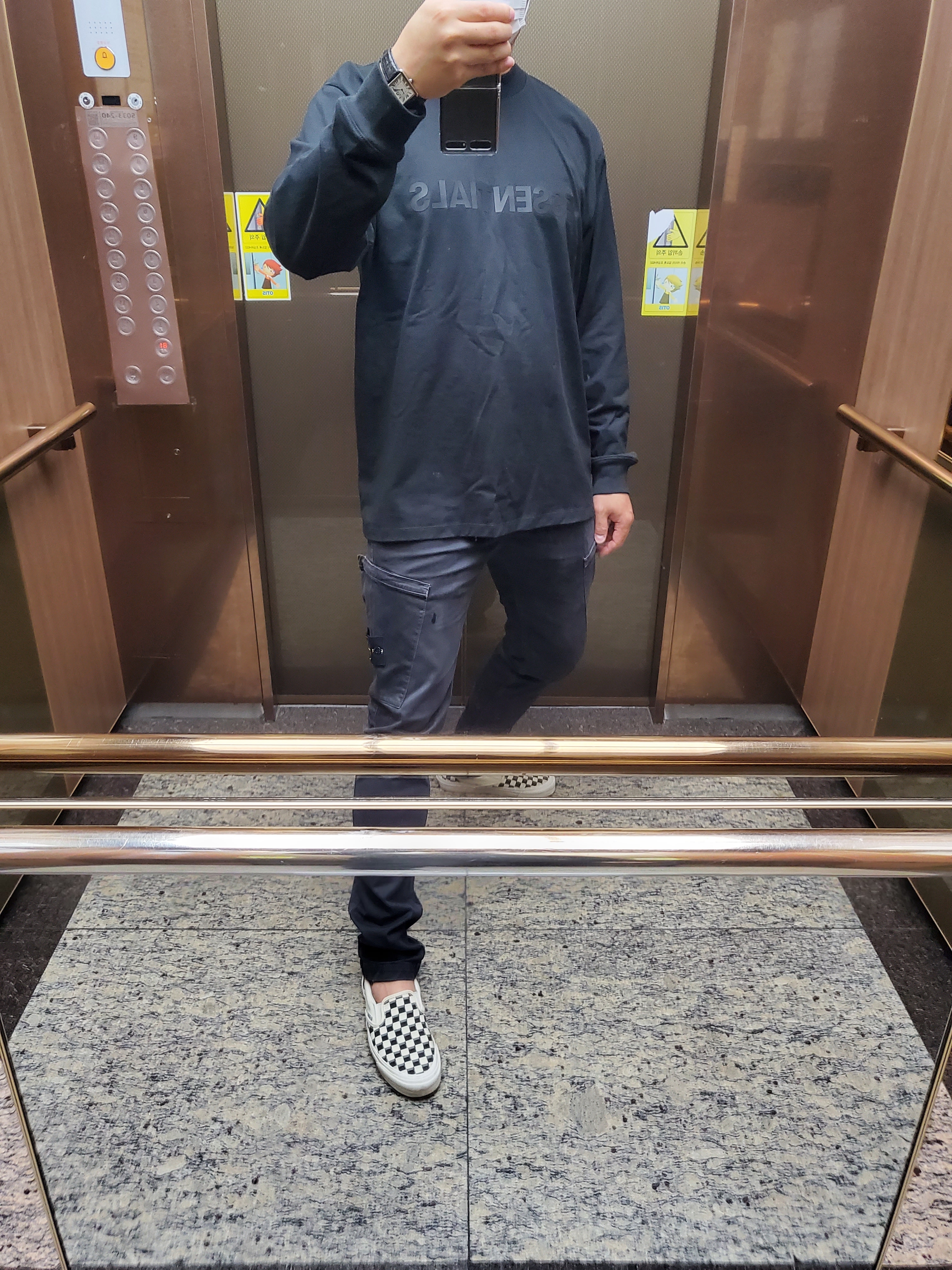 Essentials 3D Silicon Applique Boxy Long Sleeve T-Shirt Dark Slate/Black 2020, Vans Vault OG Classic Slip-On LX Checkerboard 착용 스타일