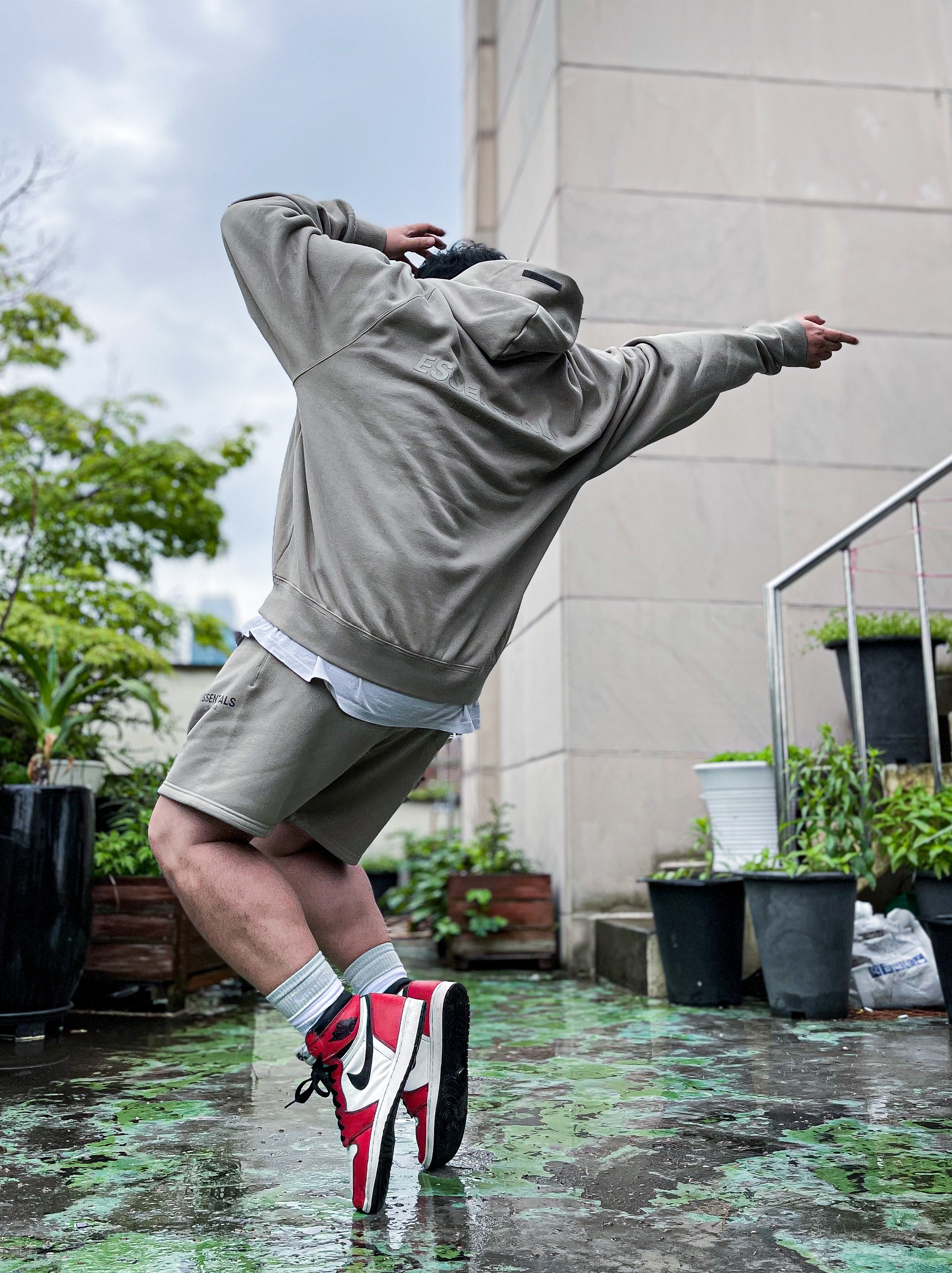 Essentials Pull-Over Hoodie Moss - 21SS, Essentials Sweatshorts Moss - 21SS 착용 스타일