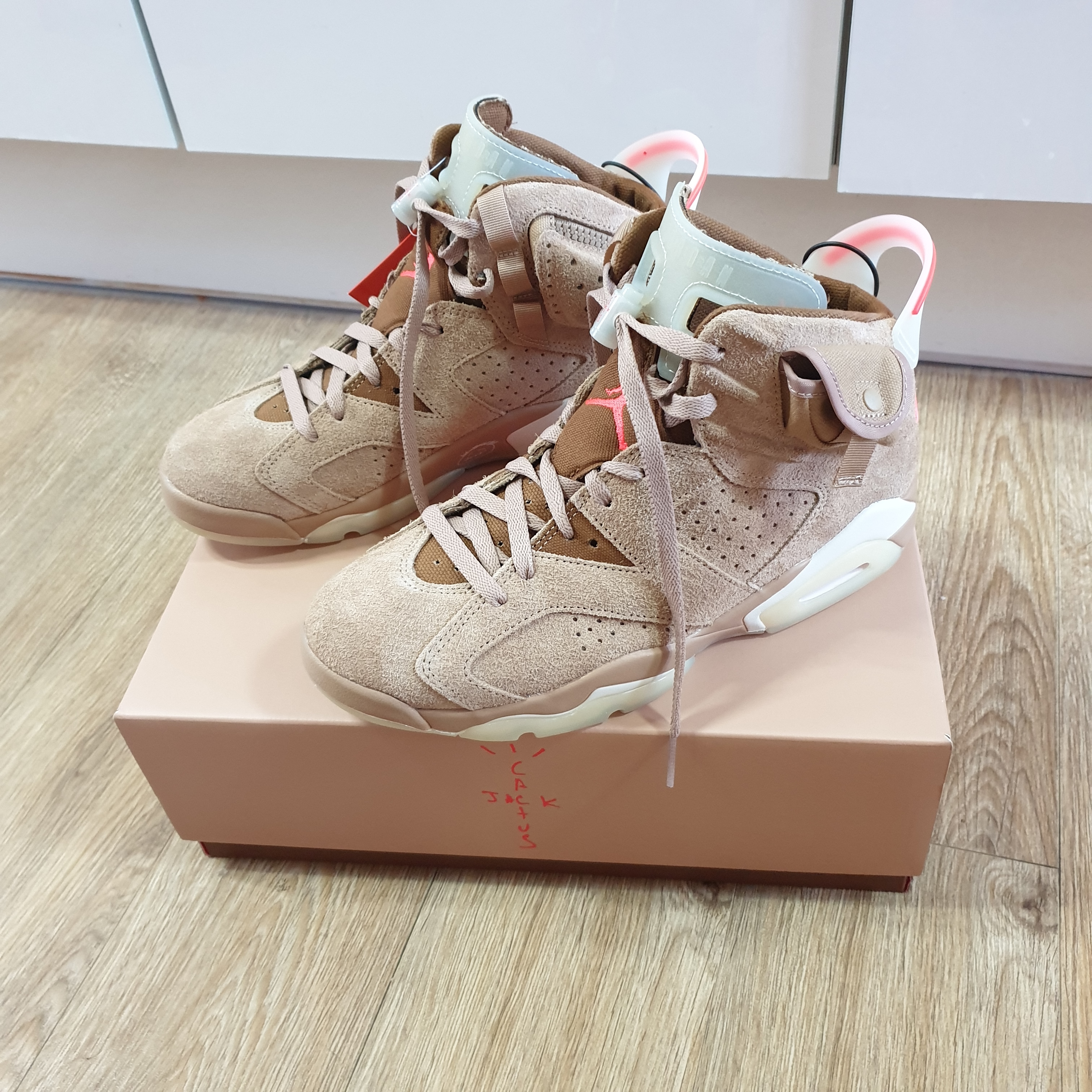 Jordan 6 x Travis Scott Retro SP British Khaki 착용 스타일 - 3