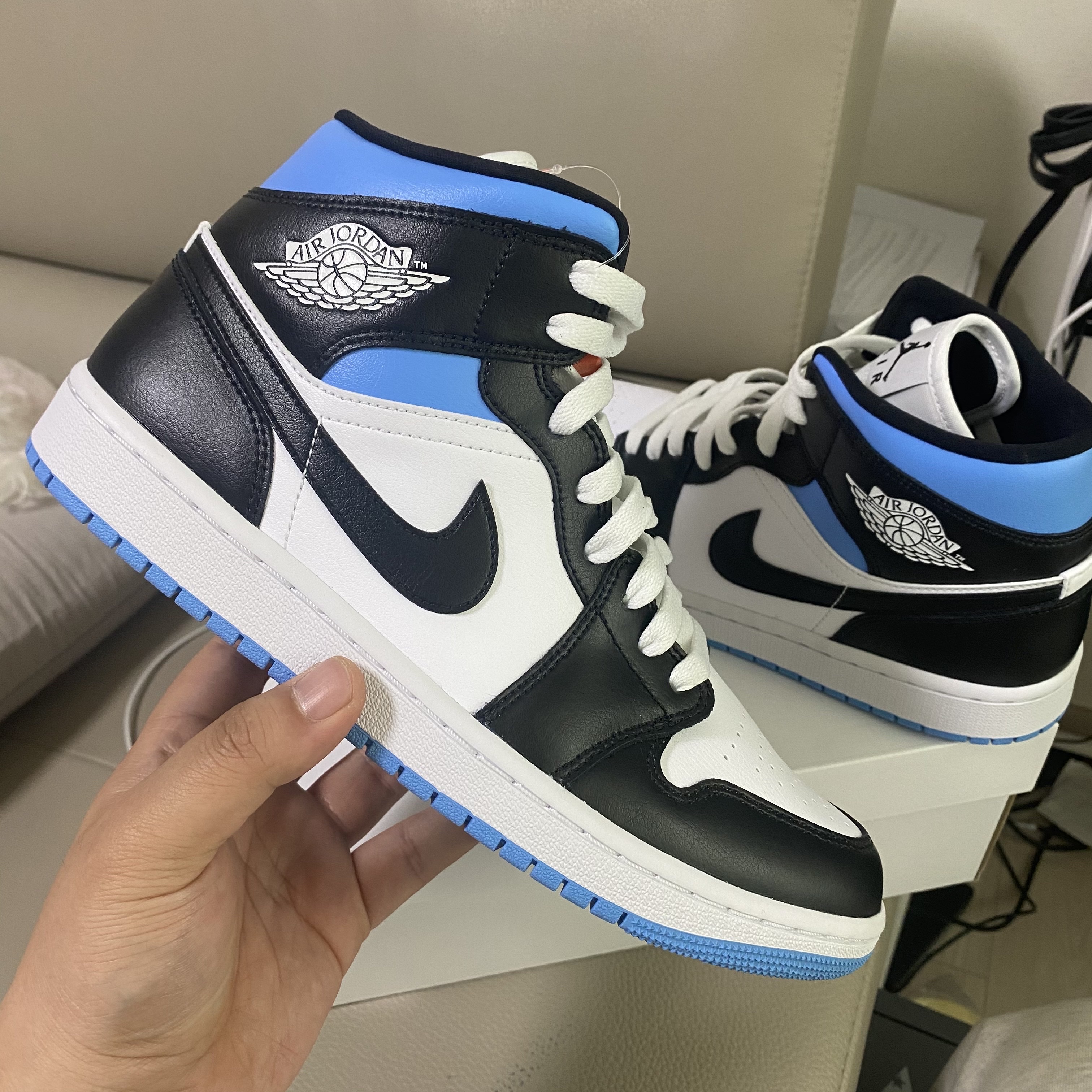 (W) Jordan 1 Mid White Black University Blue 착용 스타일