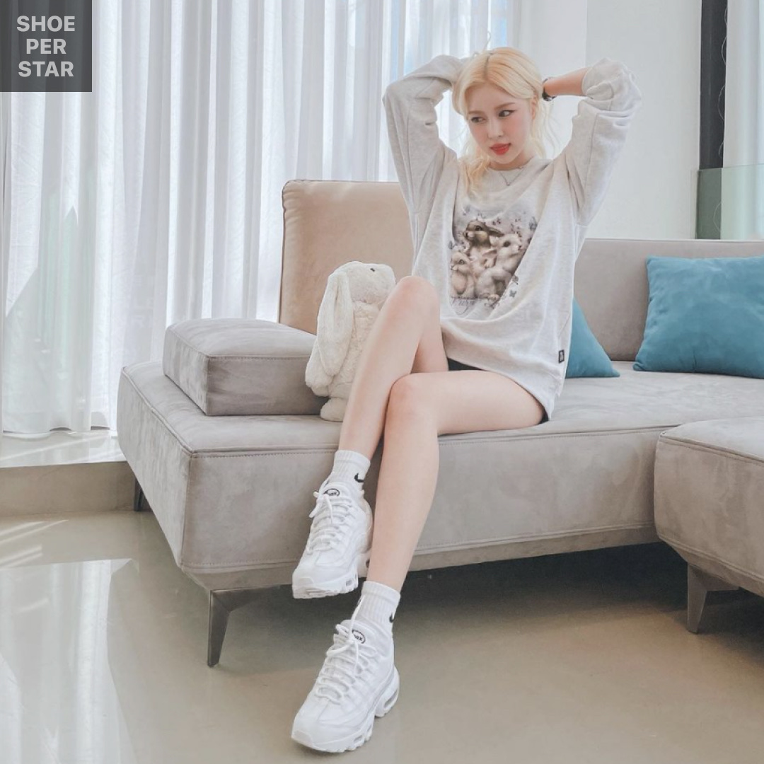 (W) Nike Air Max 95 Essential White Black, (W) Nike Dunk High Football Grey 착용 스타일 - 1