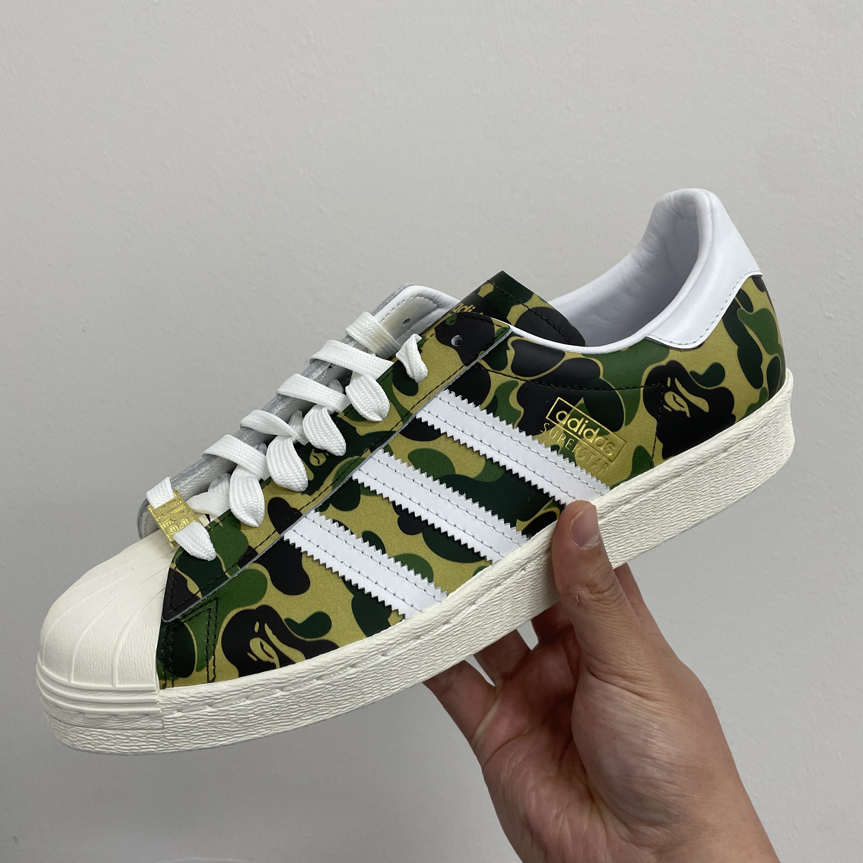 Adidas x BAPE Superstar 80s Green Camo 착용 스타일