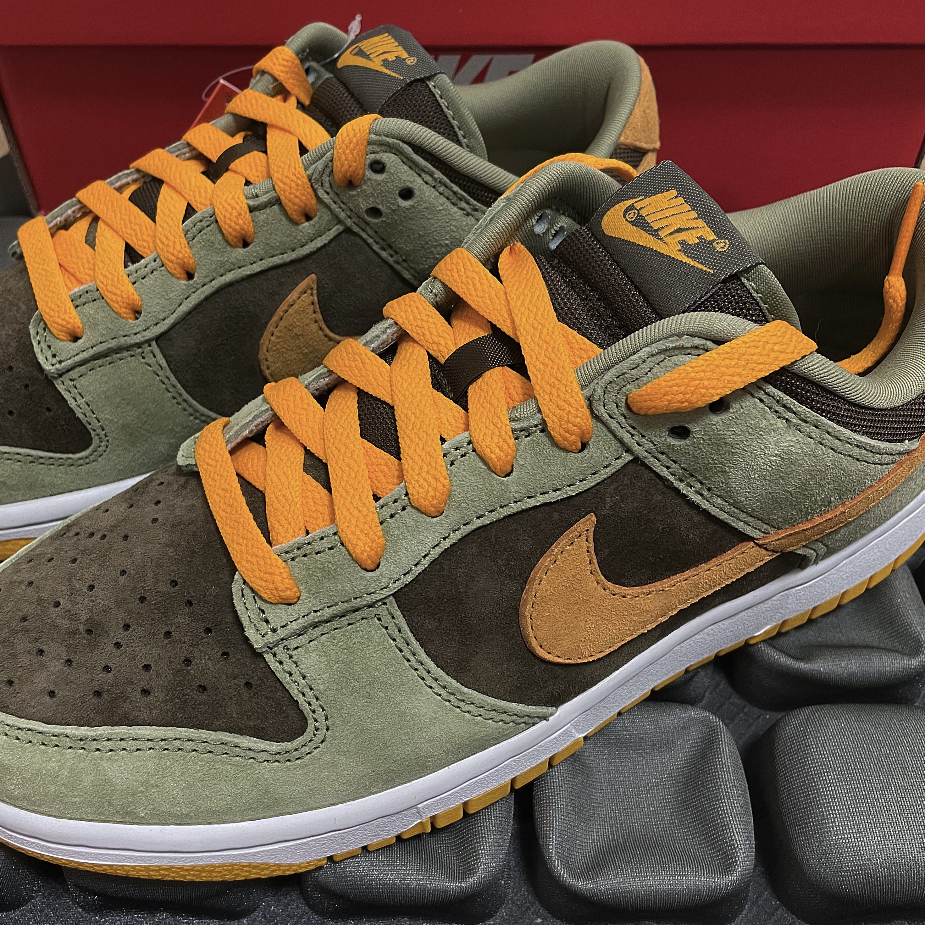 Nike Dunk Low SE Dusty Olive 착용 스타일 - 2