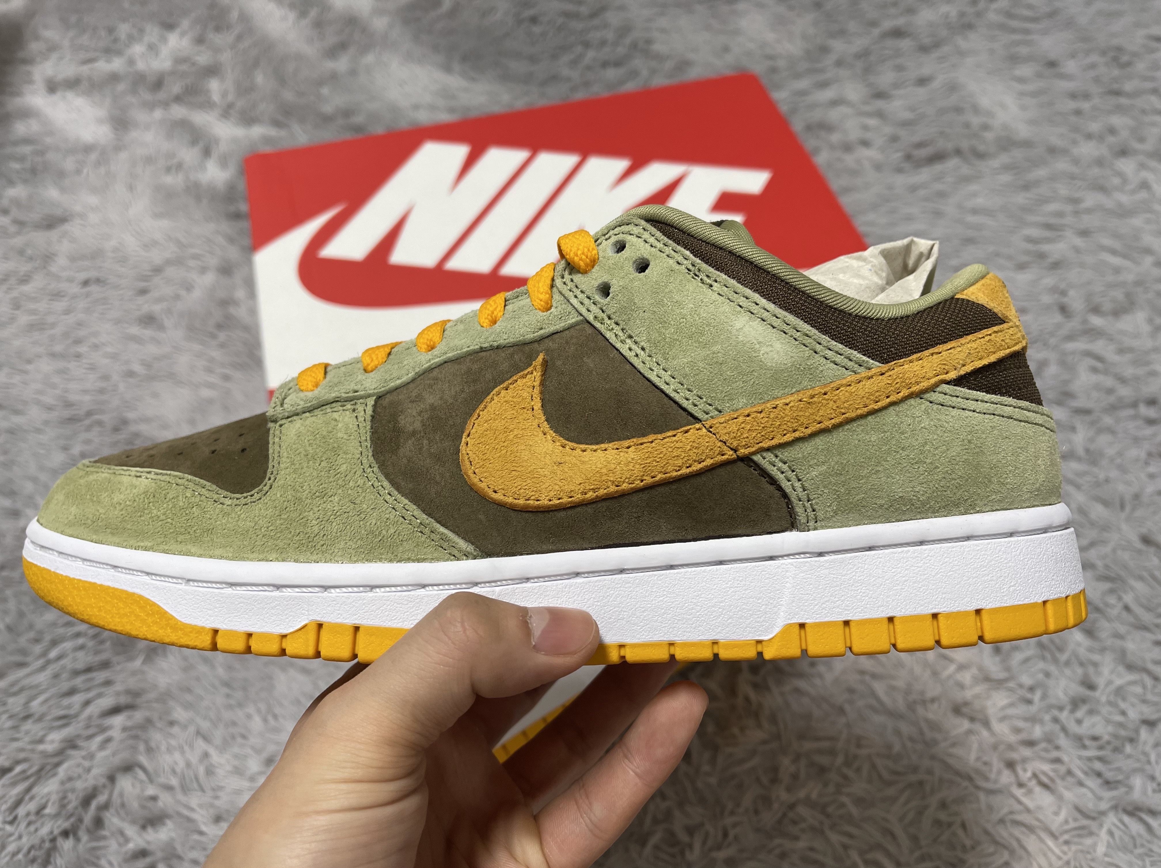 Nike Dunk Low SE Dusty Olive 착용 스타일 - 2