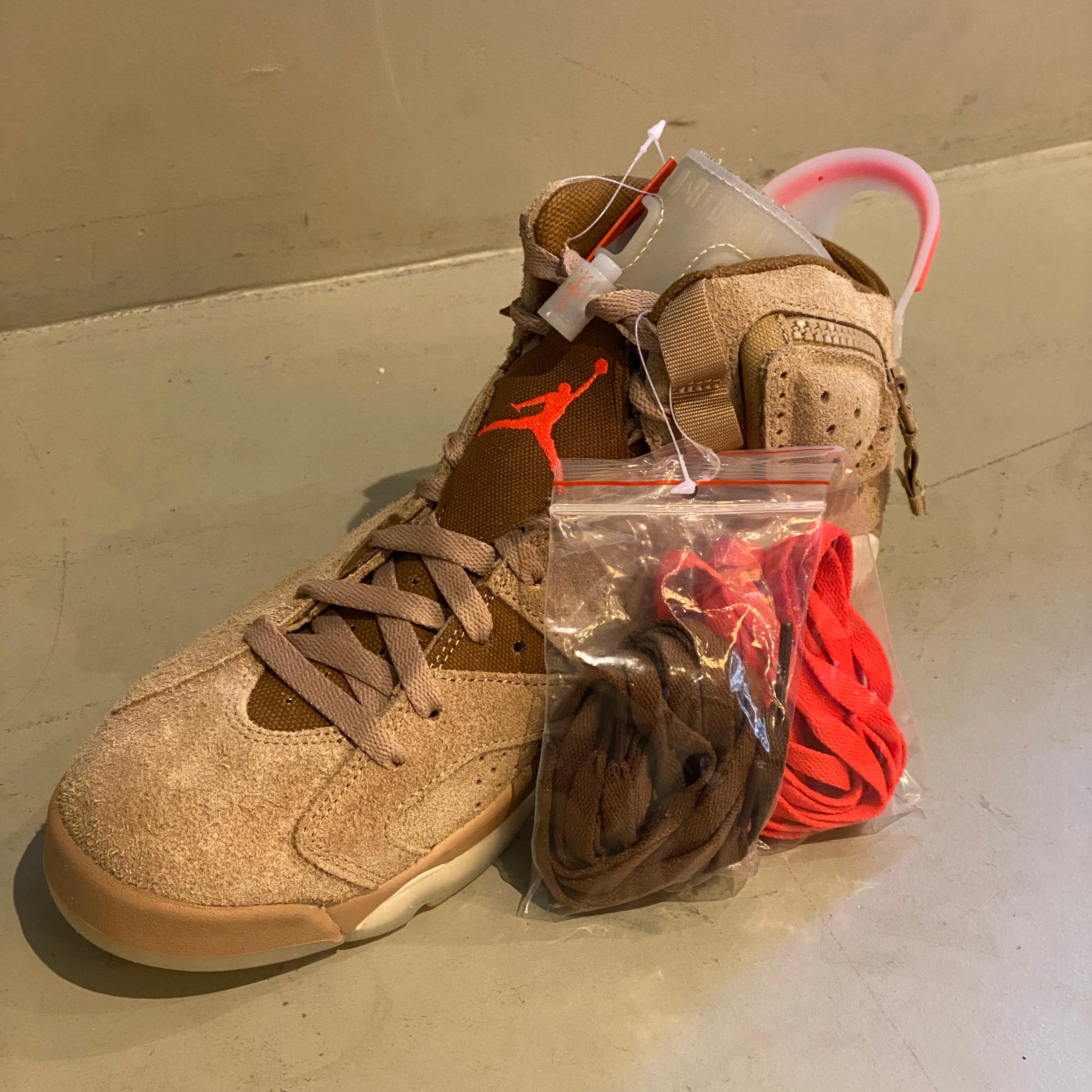 Jordan 6 x Travis Scott Retro SP British Khaki 착용 스타일 - 3