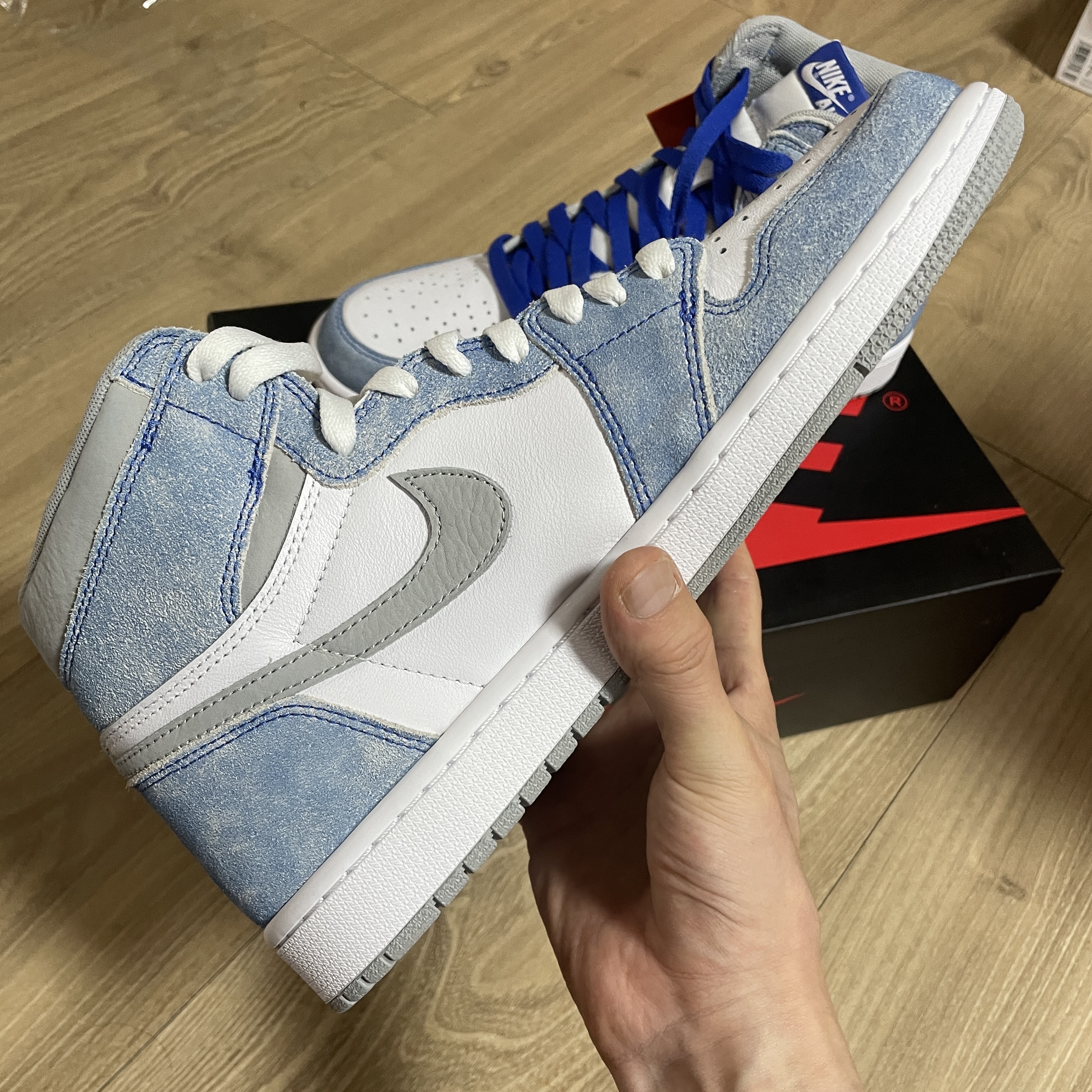 Jordan 1 Retro High OG Hyper Royal 착용 스타일 - 3