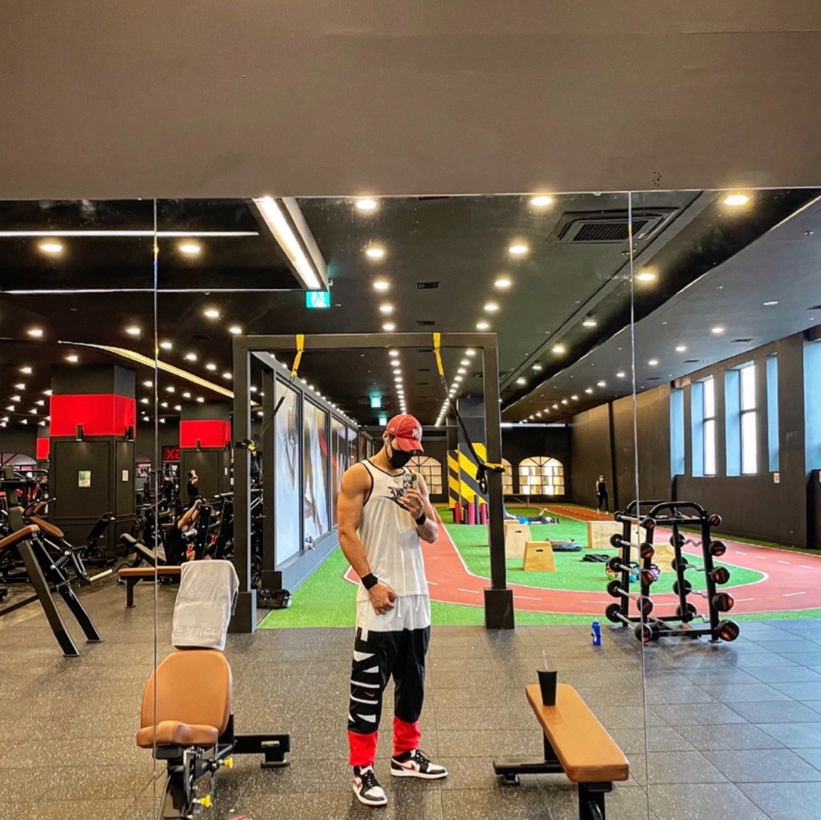 Jordan 1 Mid Gym Red Black White 착용 스타일