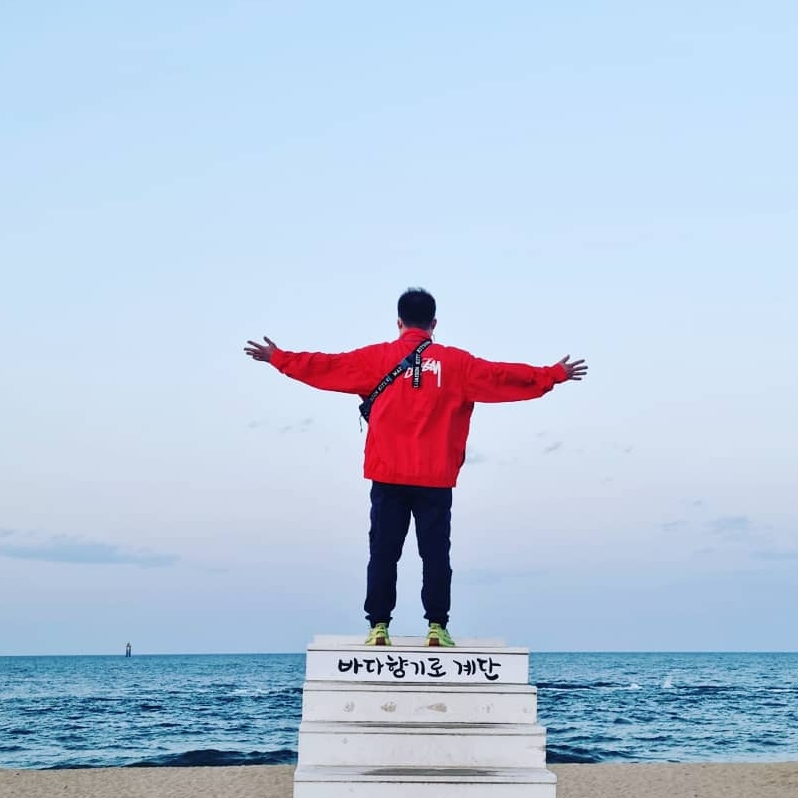 Nike x Stussy Windrunner Jacket Habanero Red, Adidas Yeezy Boost 350 V2 Semi Frozen Yellow 착용 스타일