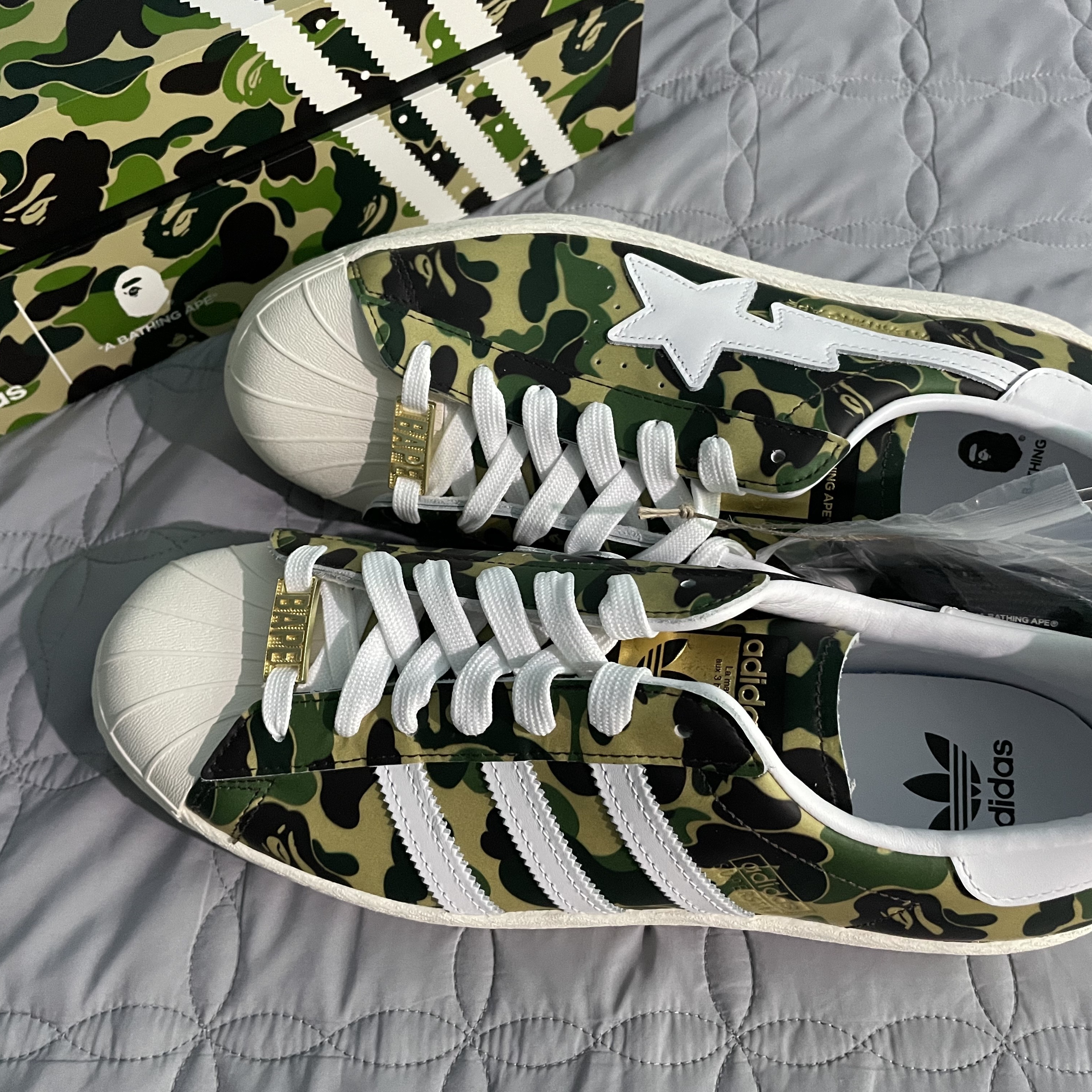 Adidas x BAPE Superstar 80s Green Camo, Nike x Stussy Benassi Slide Sail 착용 스타일 - 1