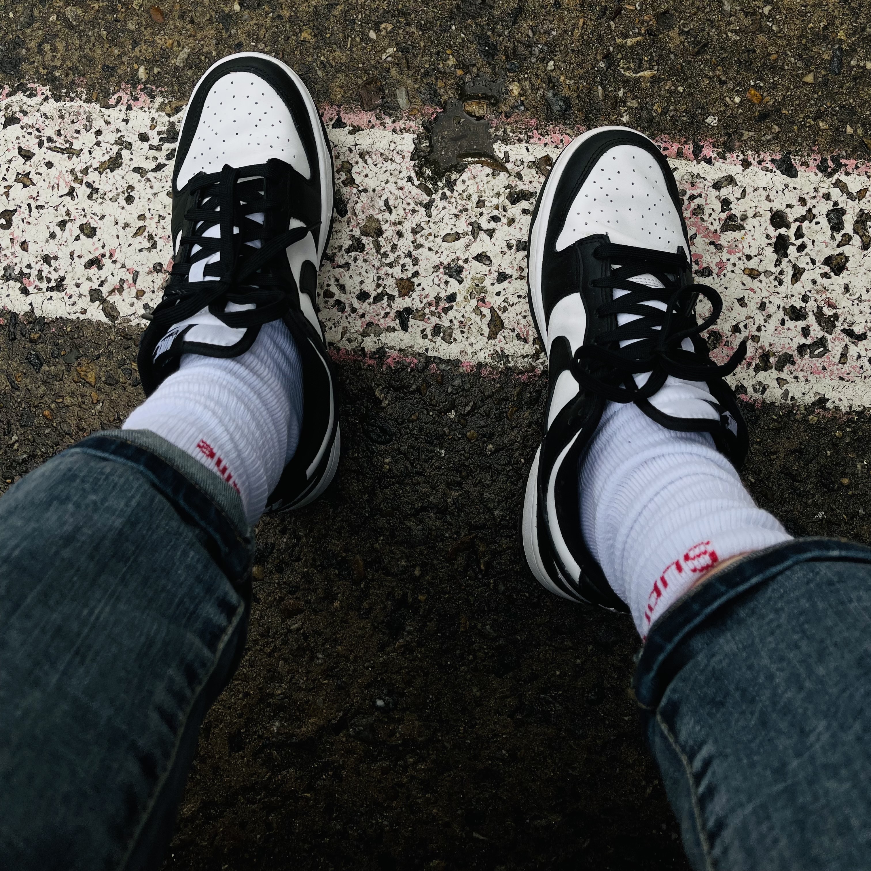 Nike Dunk Low Retro Black, Supreme Hanes Crew Socks White (4 Pack) 착용 스타일