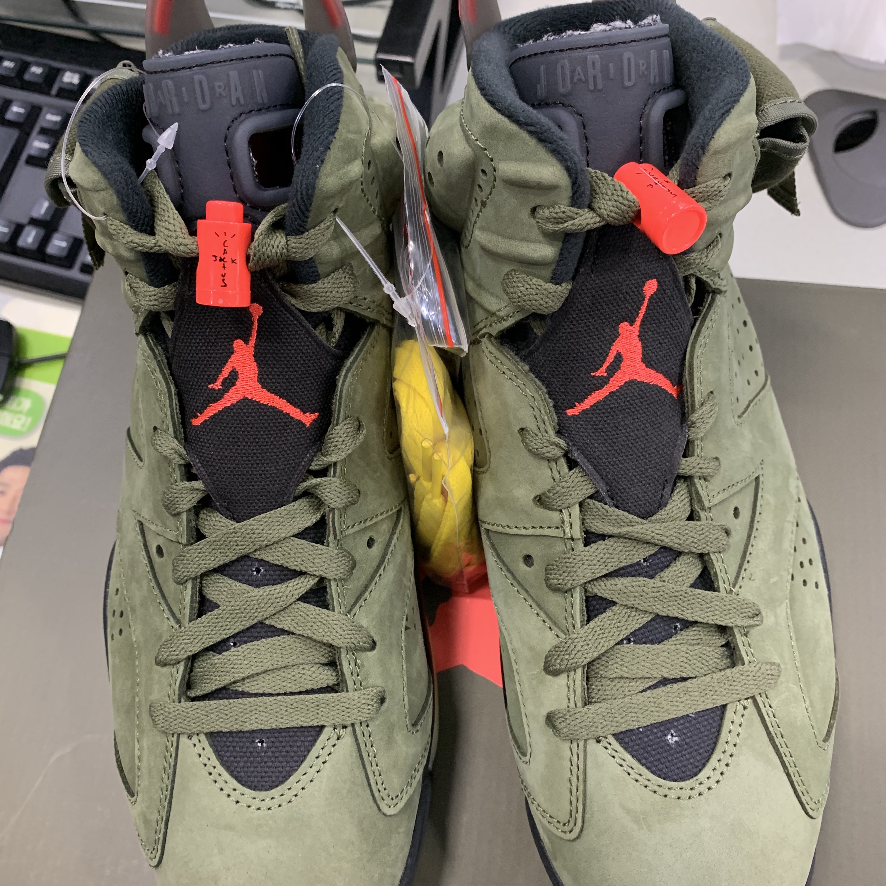 Jordan 6 x Travis Scott Retro Olive 착용 스타일 - 3