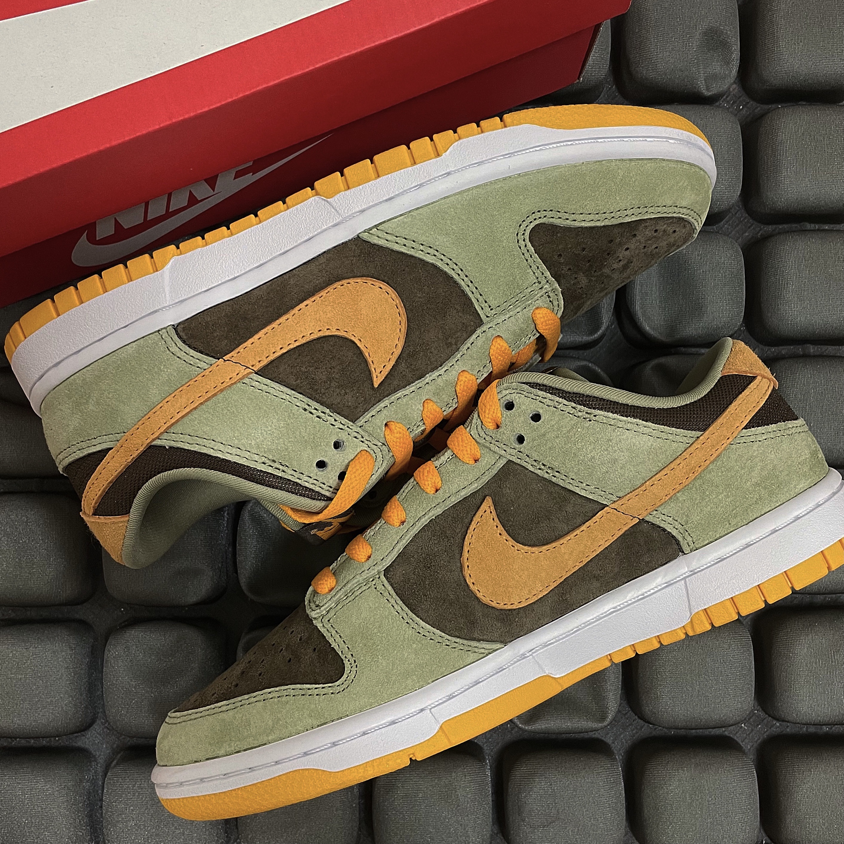Nike Dunk Low SE Dusty Olive 착용 스타일 - 1