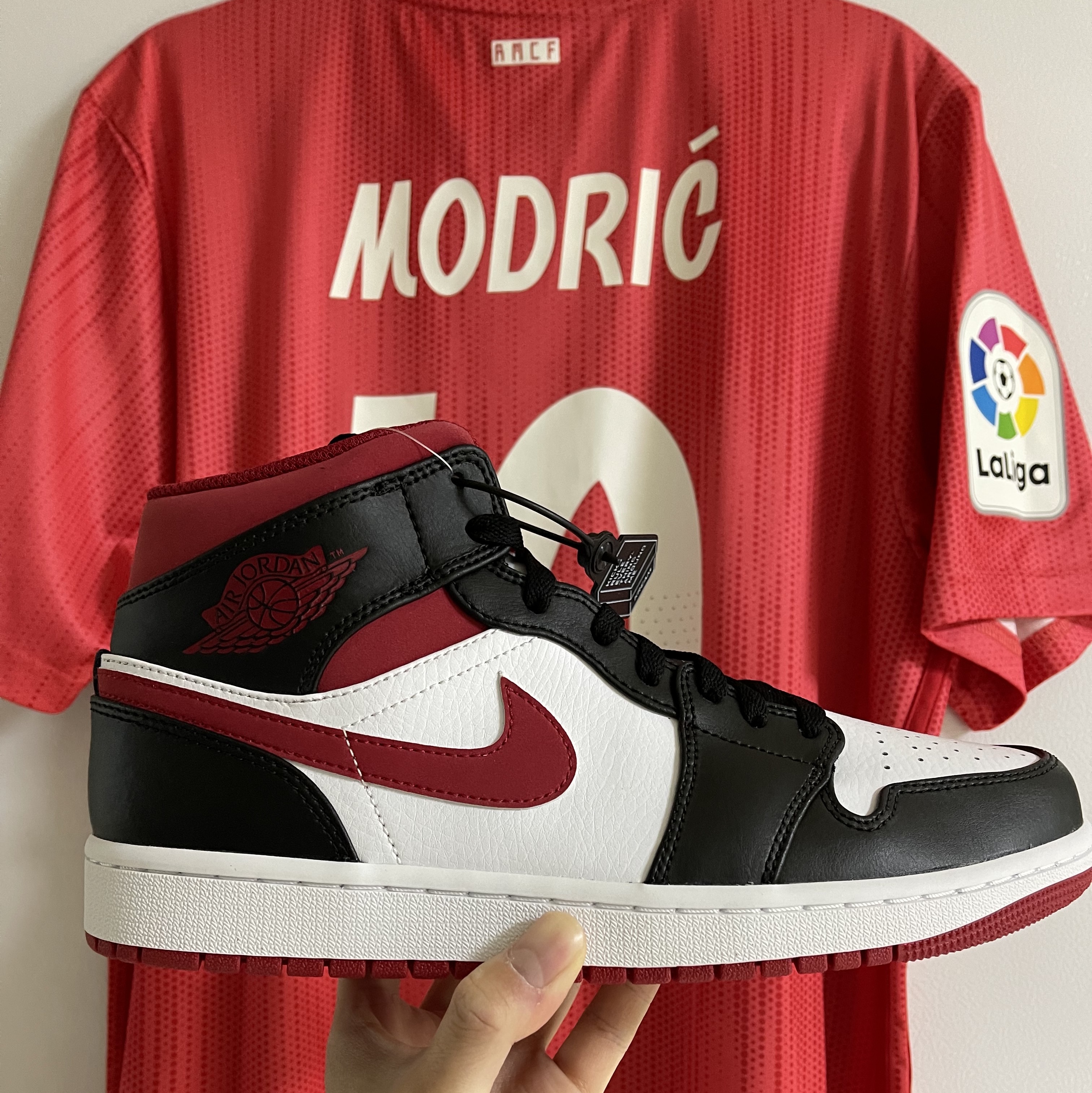 Jordan 1 Mid Gym Red Black White 착용 스타일 - 1