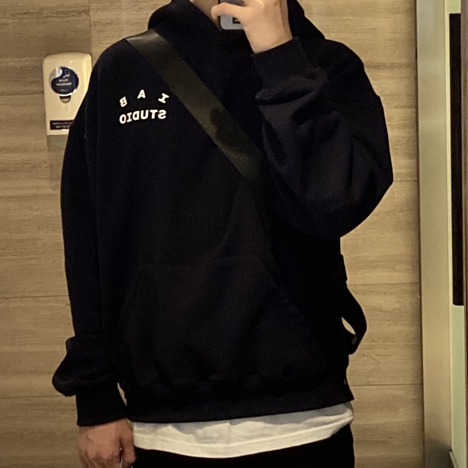 IAB Studio Hoodie Navy - 21SS 착용 스타일