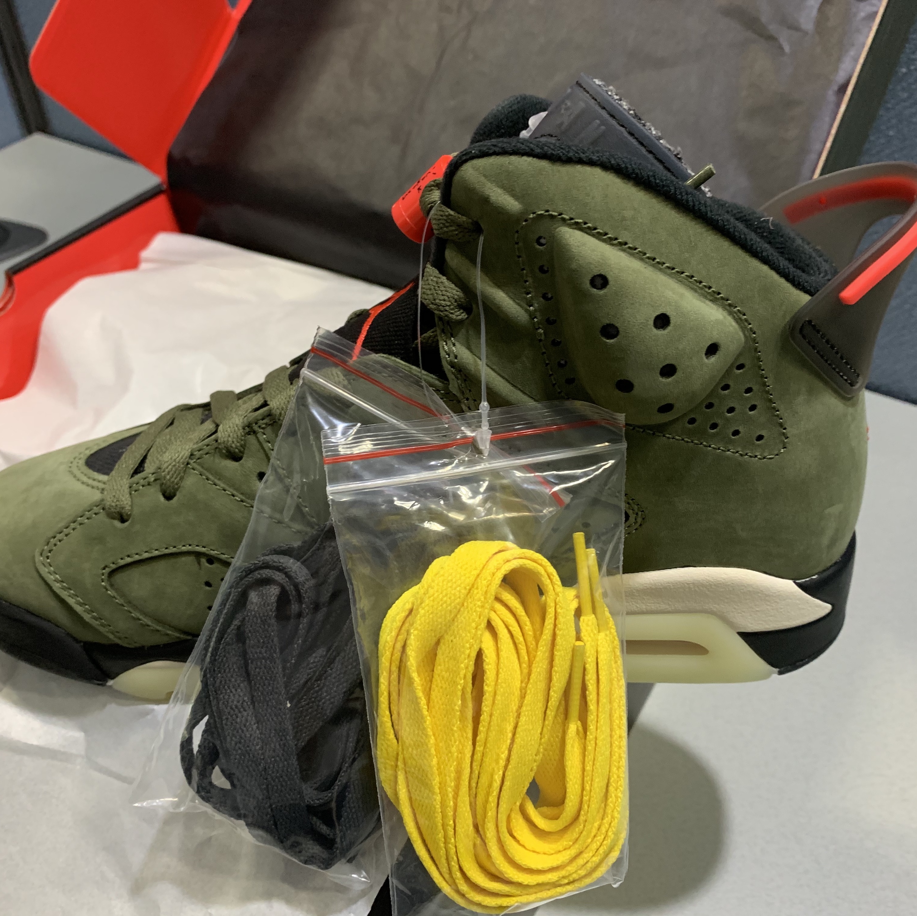 Jordan 6 x Travis Scott Retro Olive 착용 스타일 - 1