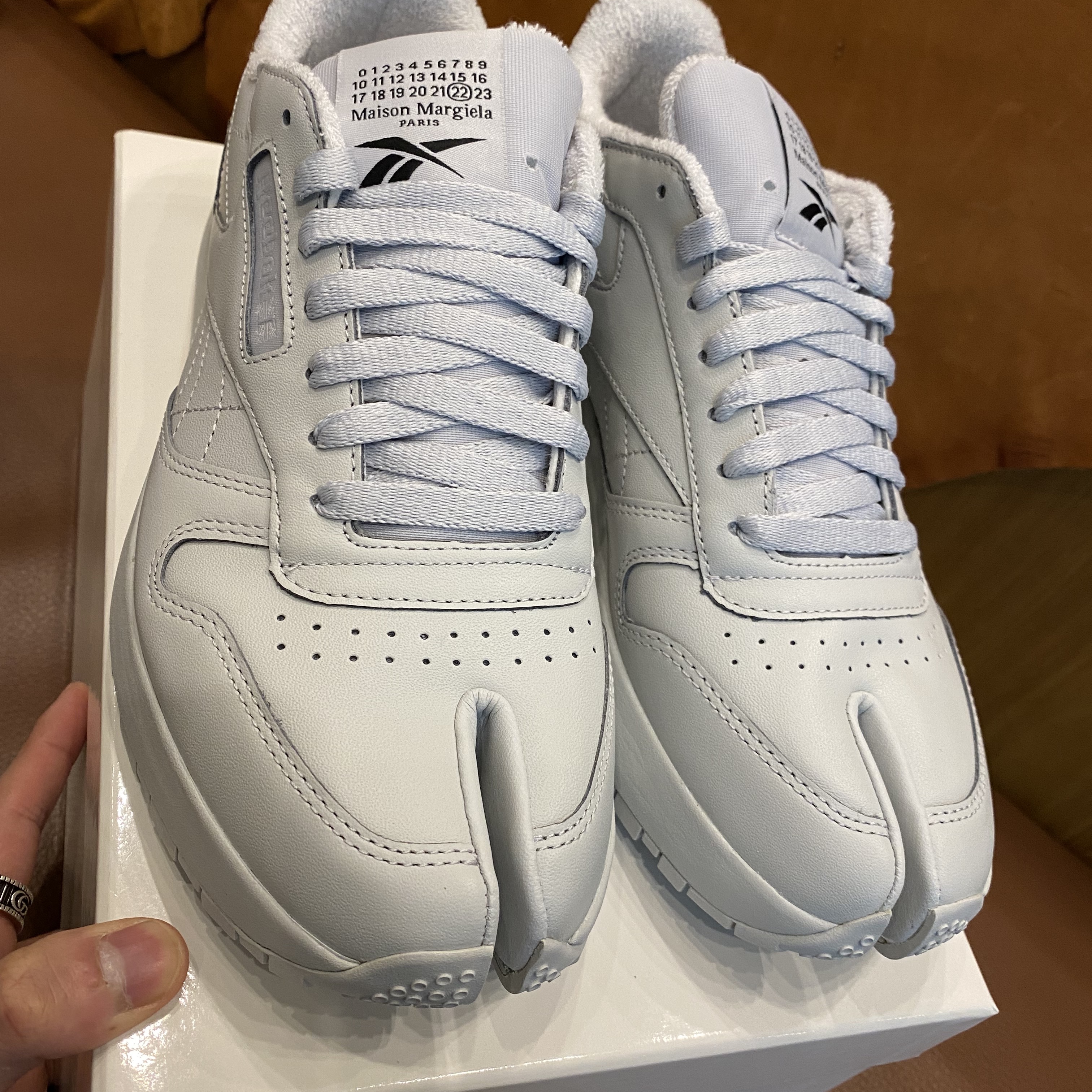 Reebok x Maison Margiela Classic Leather Tabi Shoes White, Reebok x Maison Margiela Classic Leather Tabi Shoes Grey 착용 스타일