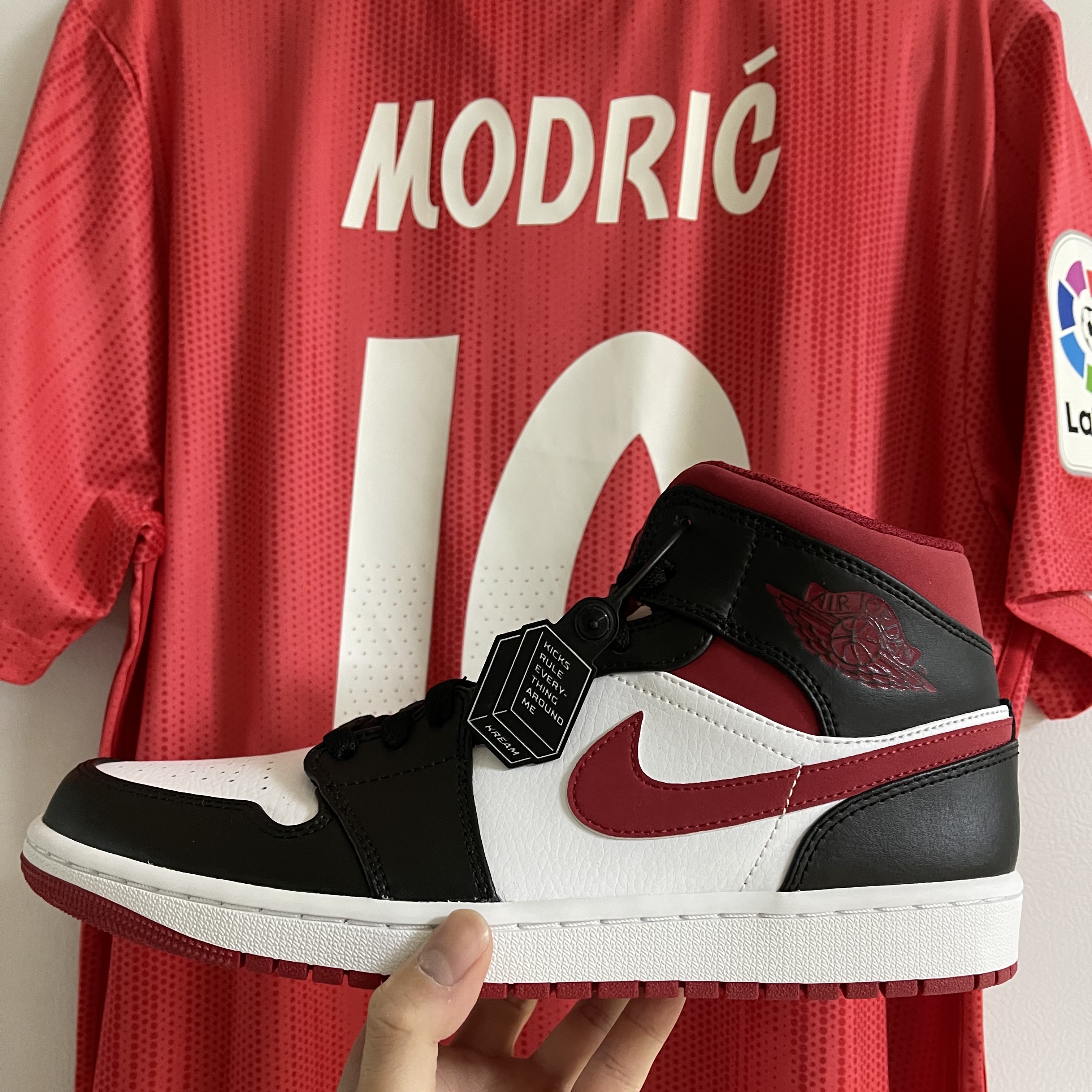 Jordan 1 Mid Gym Red Black White 착용 스타일 - 2