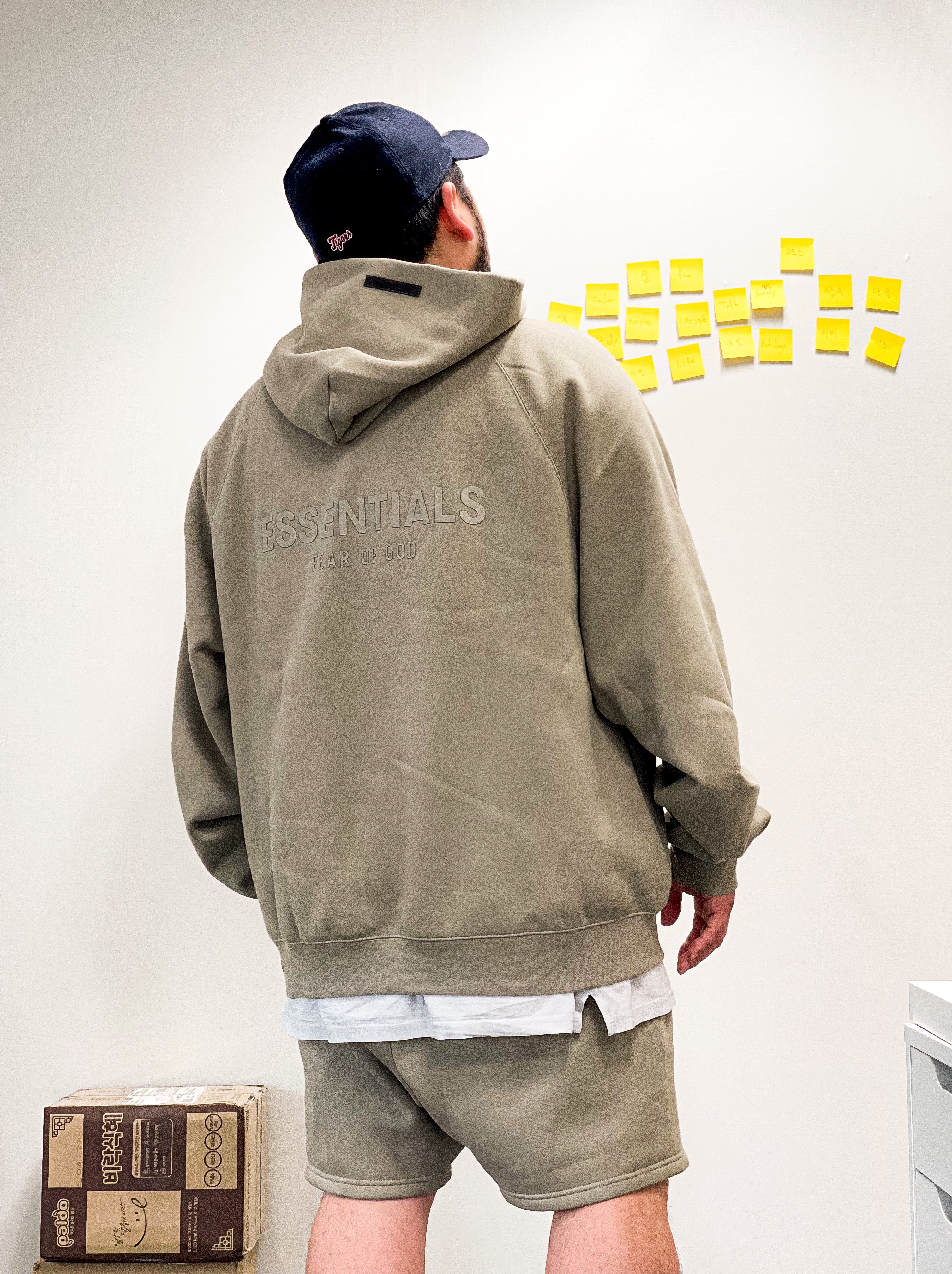 Essentials Pull-Over Hoodie Moss - 21SS, Essentials Sweatshorts Moss - 21SS 착용 스타일