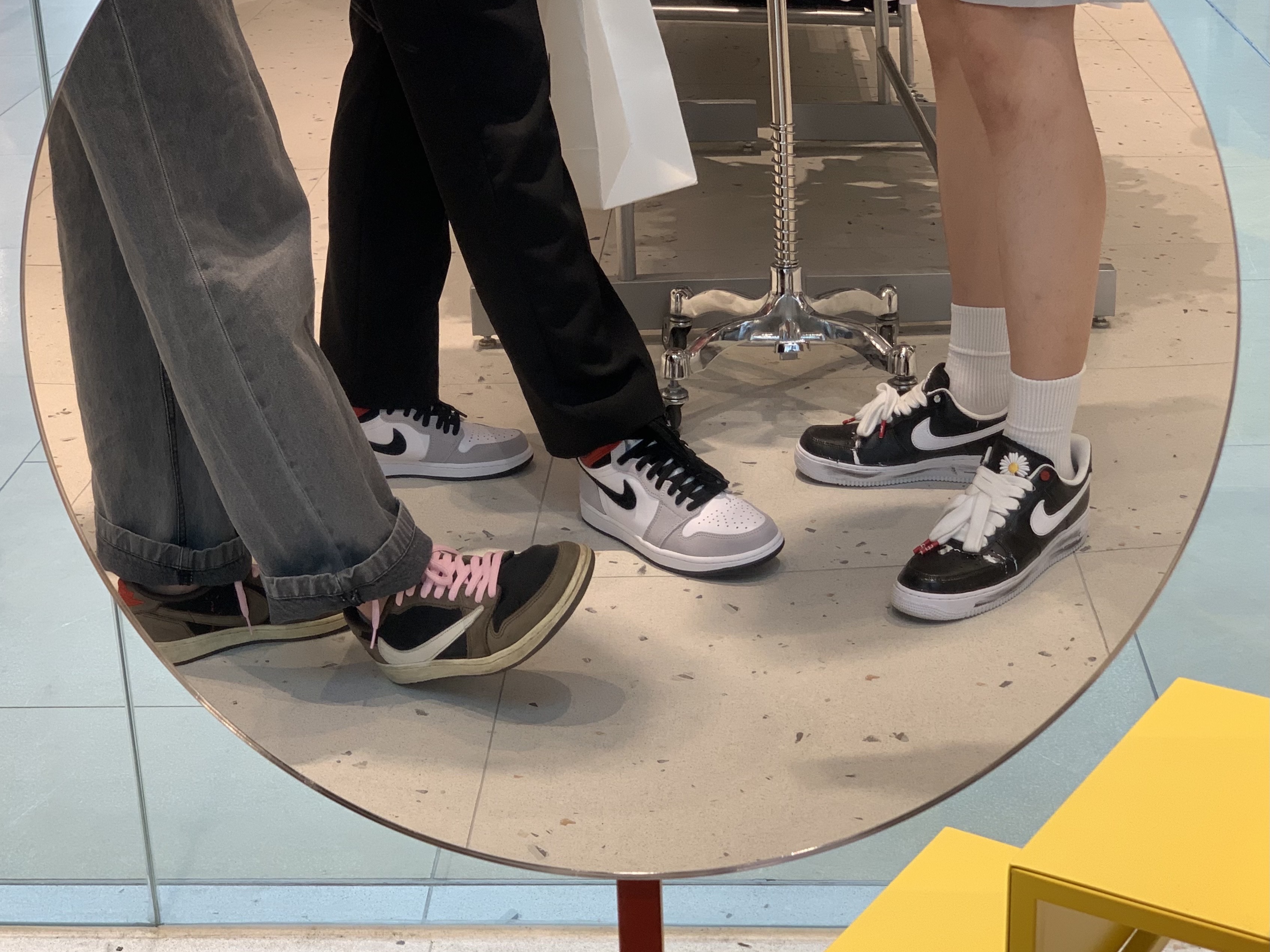 Jordan 1 x Travis Scott Retro Low OG SP Mocha, Jordan 1 Retro High OG Light Smoke Grey 착용 스타일