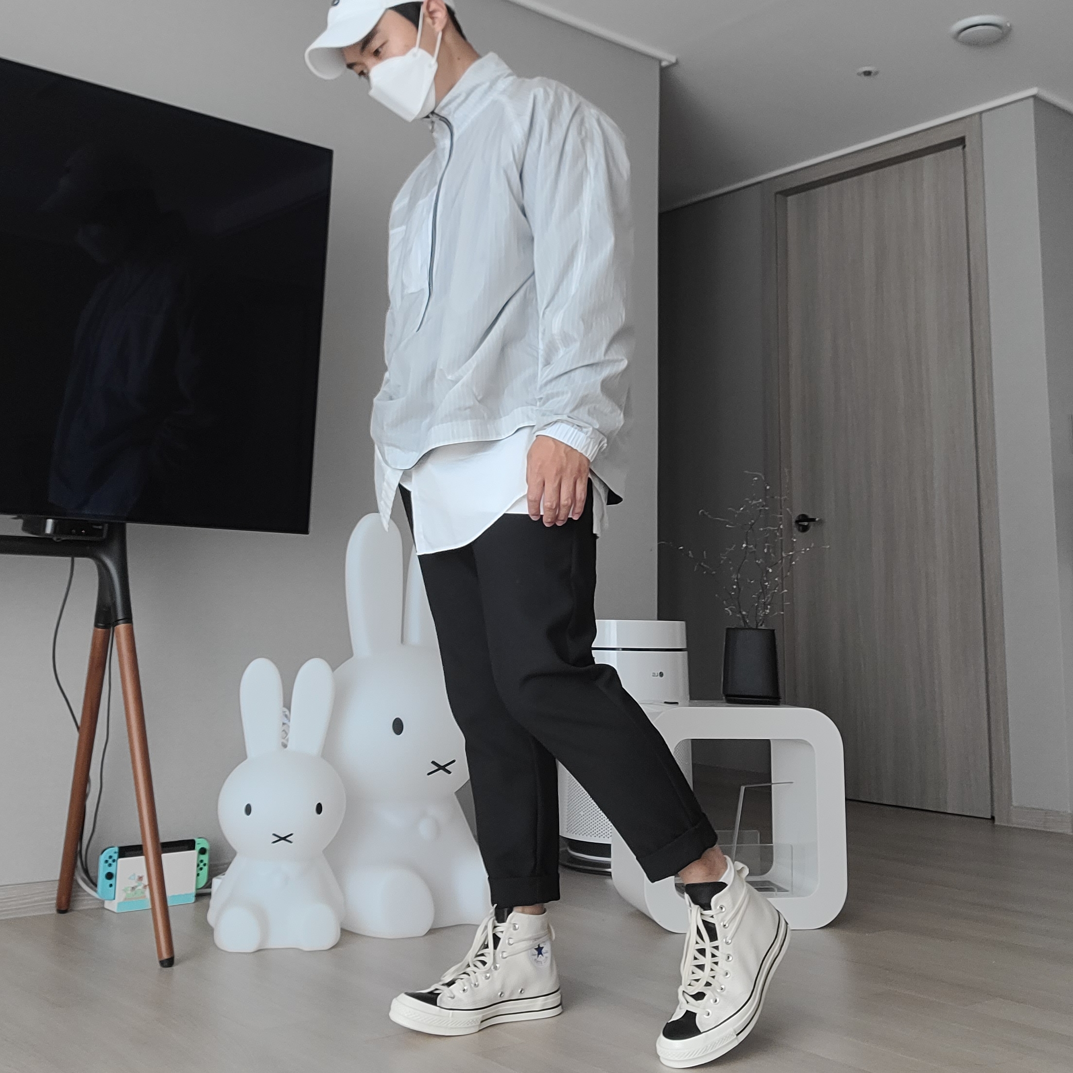 Nike x Kim Jones Reversible Wind Breaker Navy - US/EU, Converse x Fear of God Essentials Chuck 70 Hi Natural 2020 착용 스타일 - 1