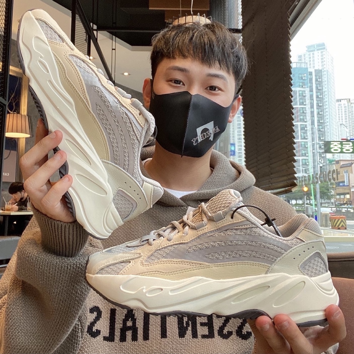 Adidas Yeezy Boost 700 V2 Cream, Adidas Yeezy Boost 700 V2 Tephra 착용 스타일 - 1