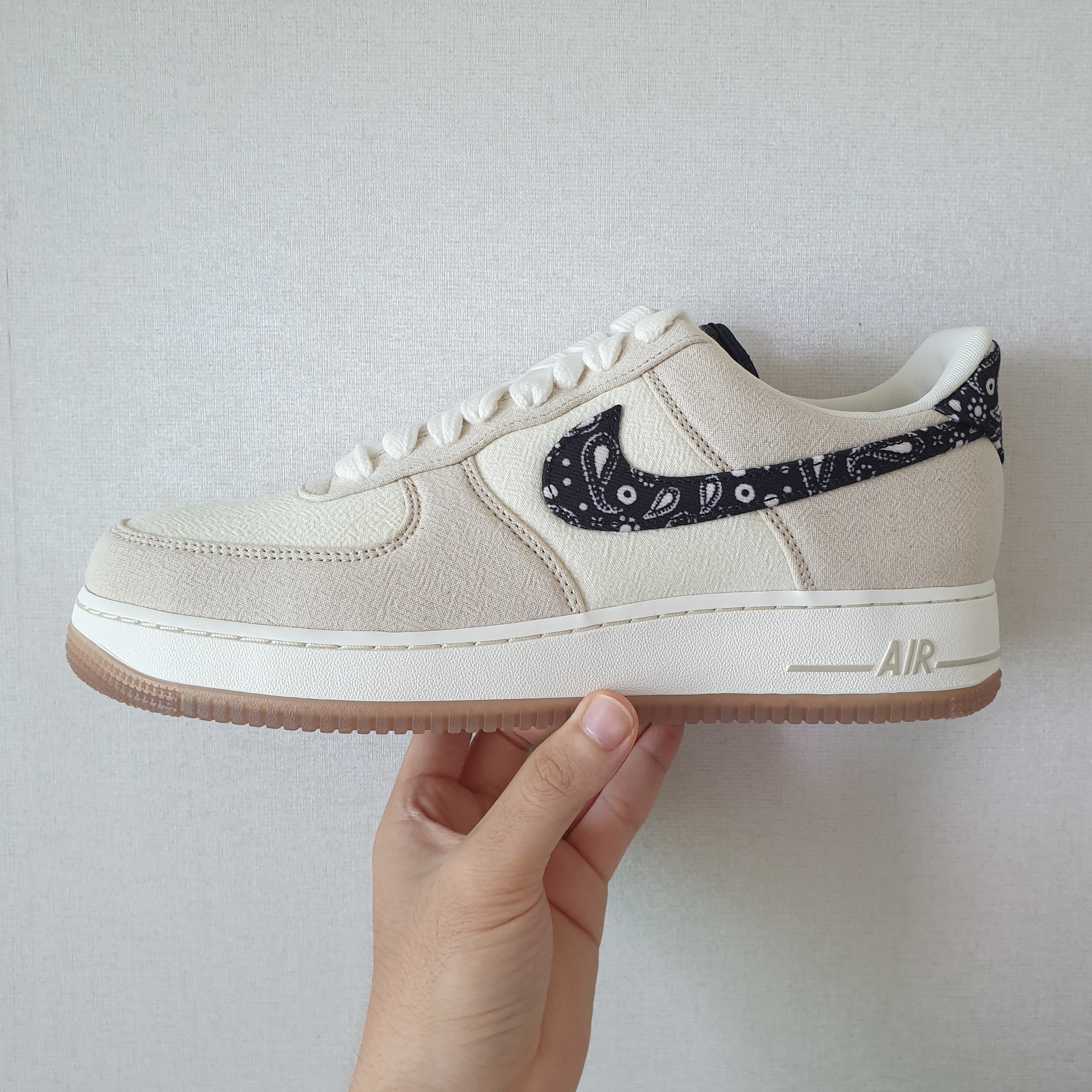Nike Air Force 1 '07 LV8 Paisley Swoosh, Nike Asuna Slide Pale Ivory Rattan 착용 스타일 - 1