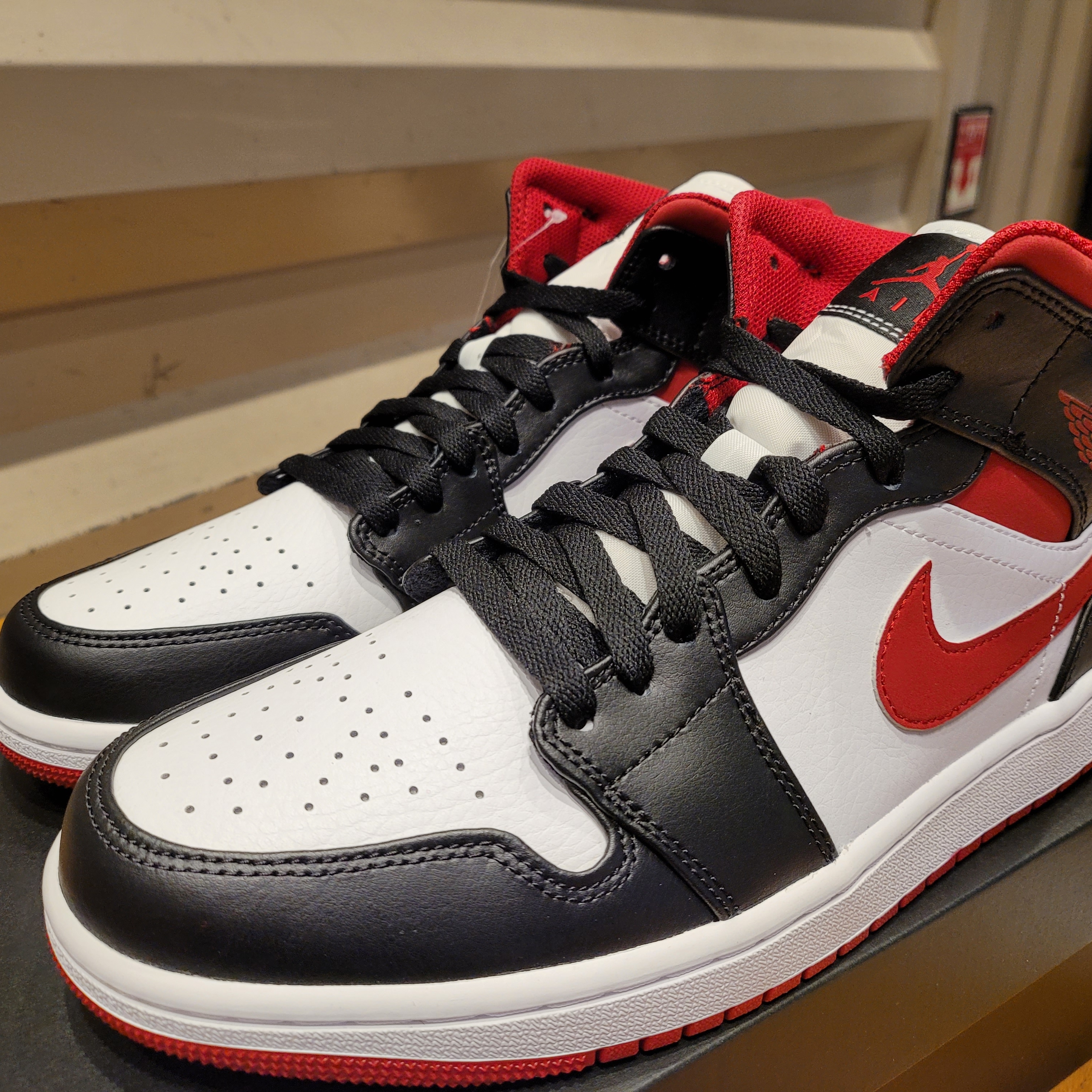 Jordan 1 Mid Gym Red Black White 착용 스타일 - 3