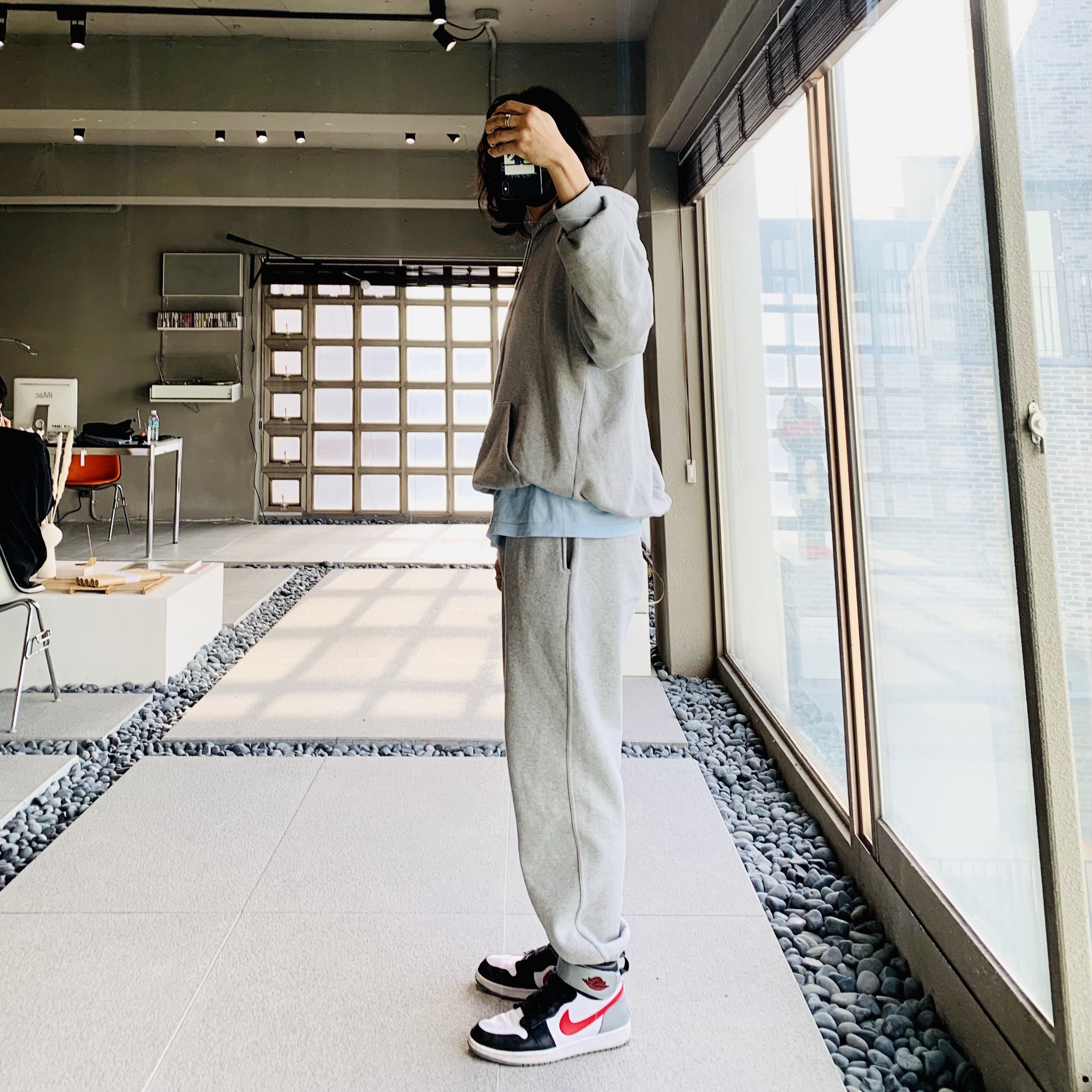 Jordan 1 High FlyEase Black Particle Grey Gym Red 착용 스타일