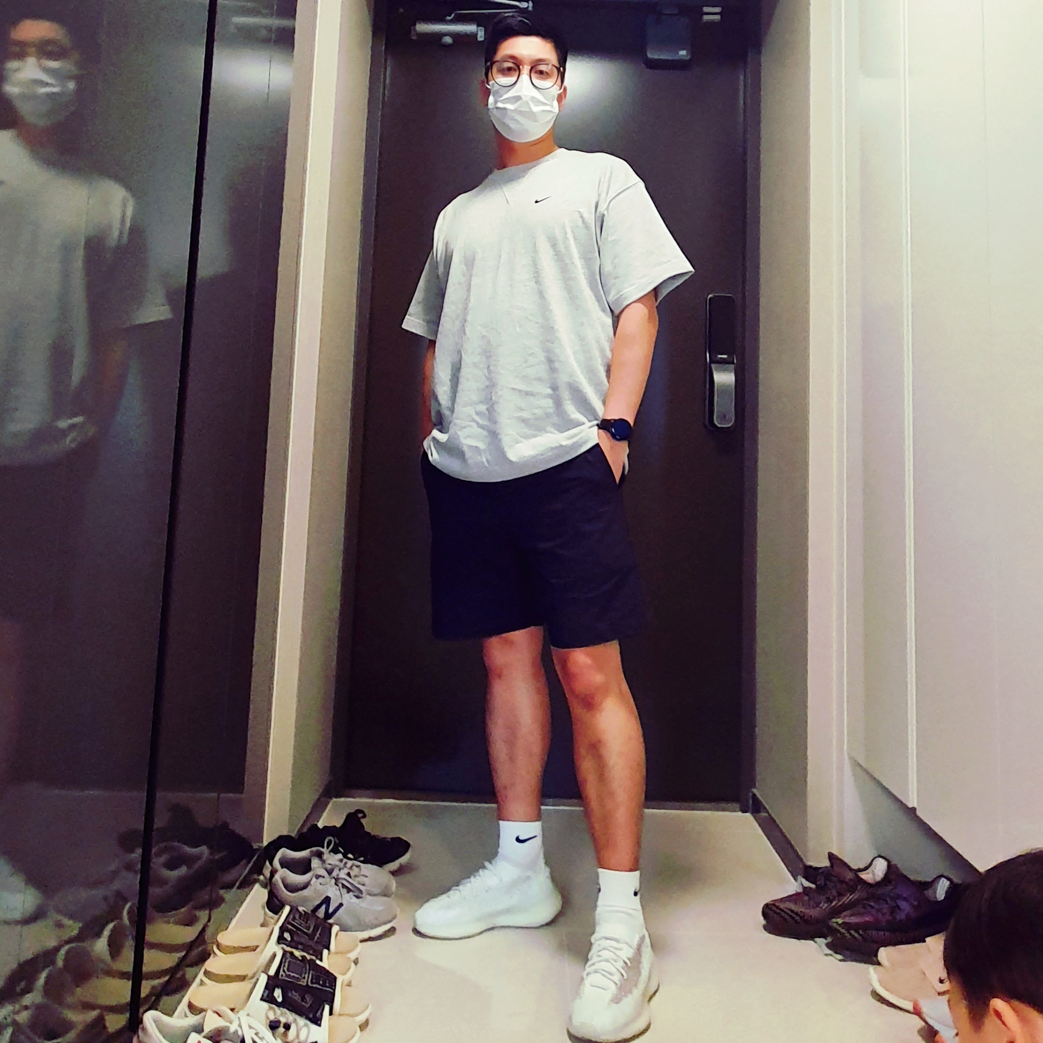 Adidas Yeezy Boost 380 Calcite Glow, Nike x Kim Jones Oversized T-Shirt Grey Heather - Asia 착용 스타일
