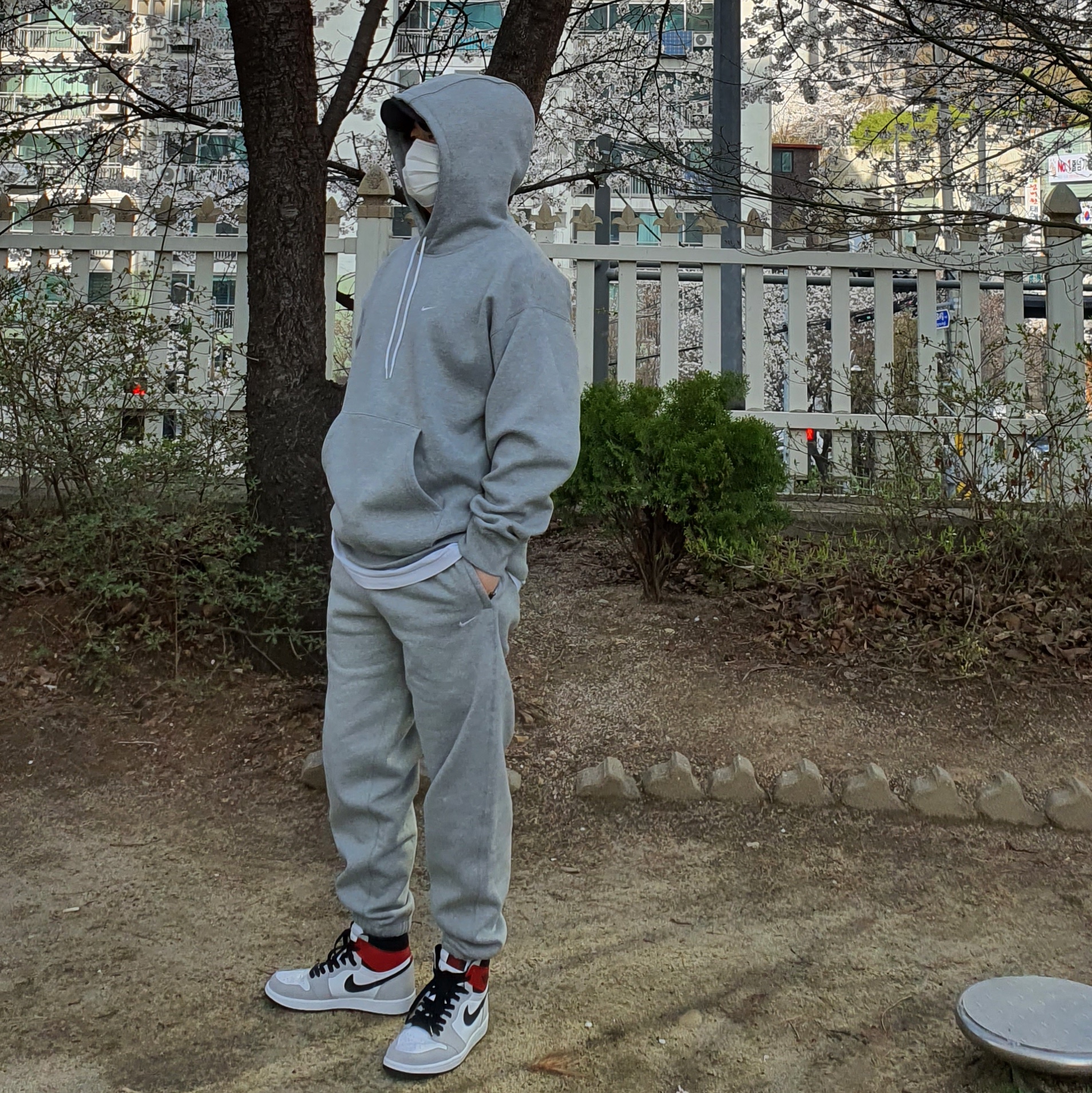 Jordan 1 Retro High OG Light Smoke Grey, Nike NRG Solo Swoosh Fleece Pants Dark Grey Heather - US/EU 착용 스타일