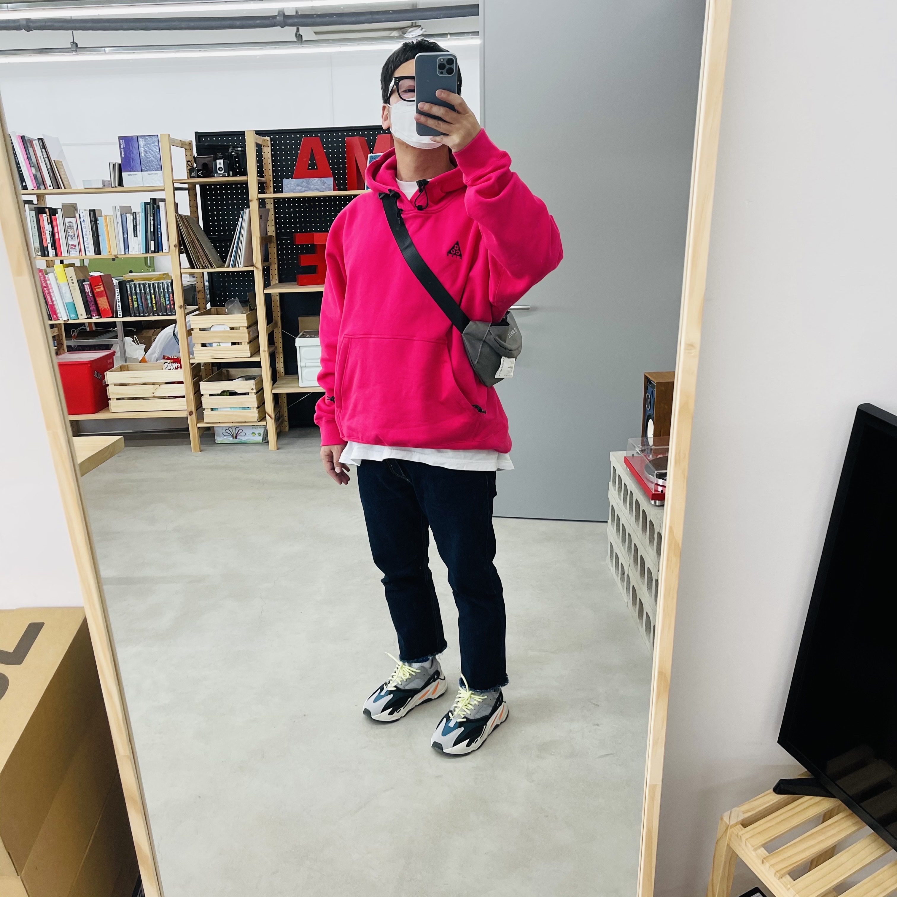 Adidas Yeezy Boost 700 Wave Runner Solid Grey 2017/2019, Nike ACG Pullover Hoodie Rush Pink - US/EU 착용 스타일