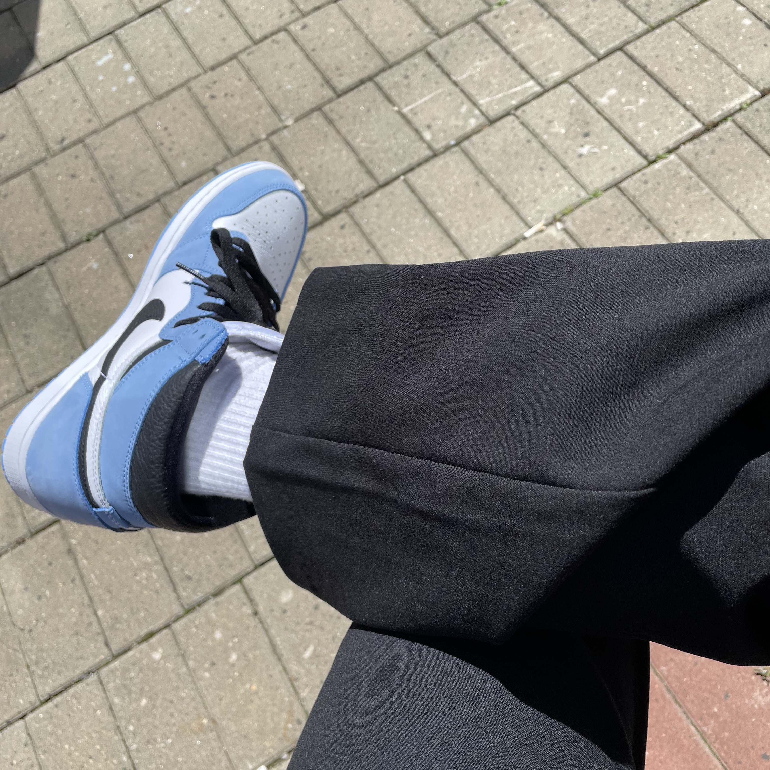Jordan 1 Retro High OG University Blue 착용 스타일 - 3