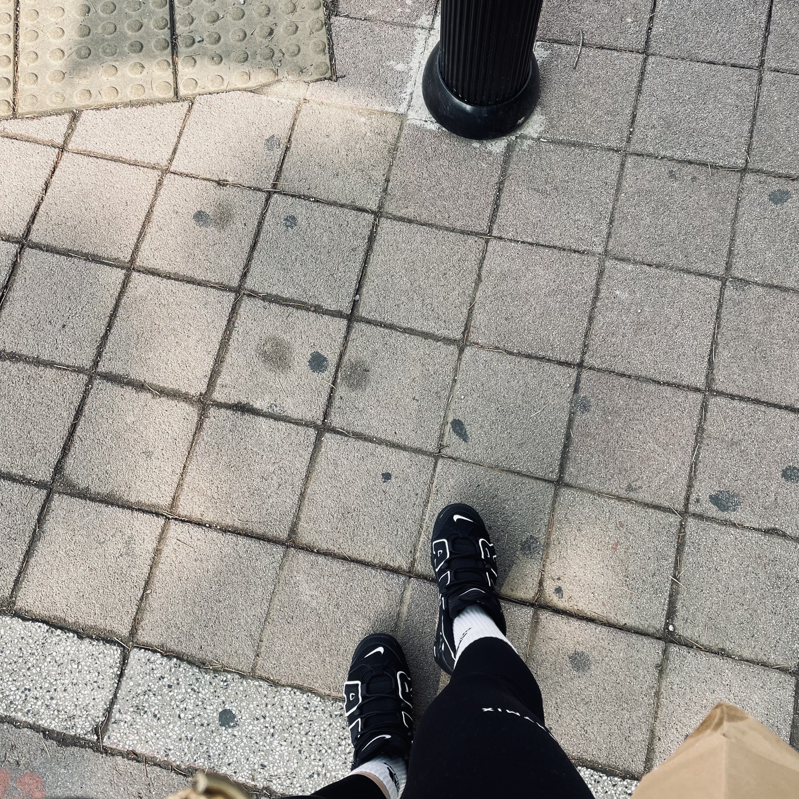 (GS) Nike Air More Uptempo Black White 2020 착용 스타일 - 3
