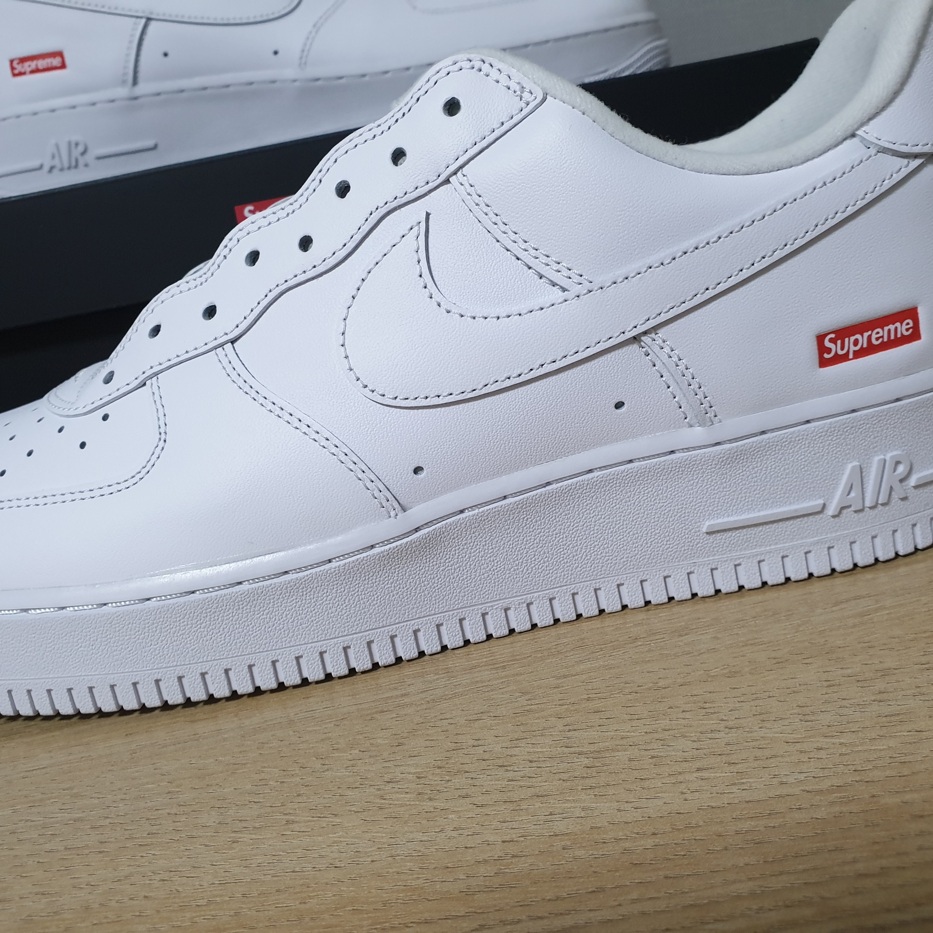 Nike x Supreme Air Force 1 Low White 착용 스타일