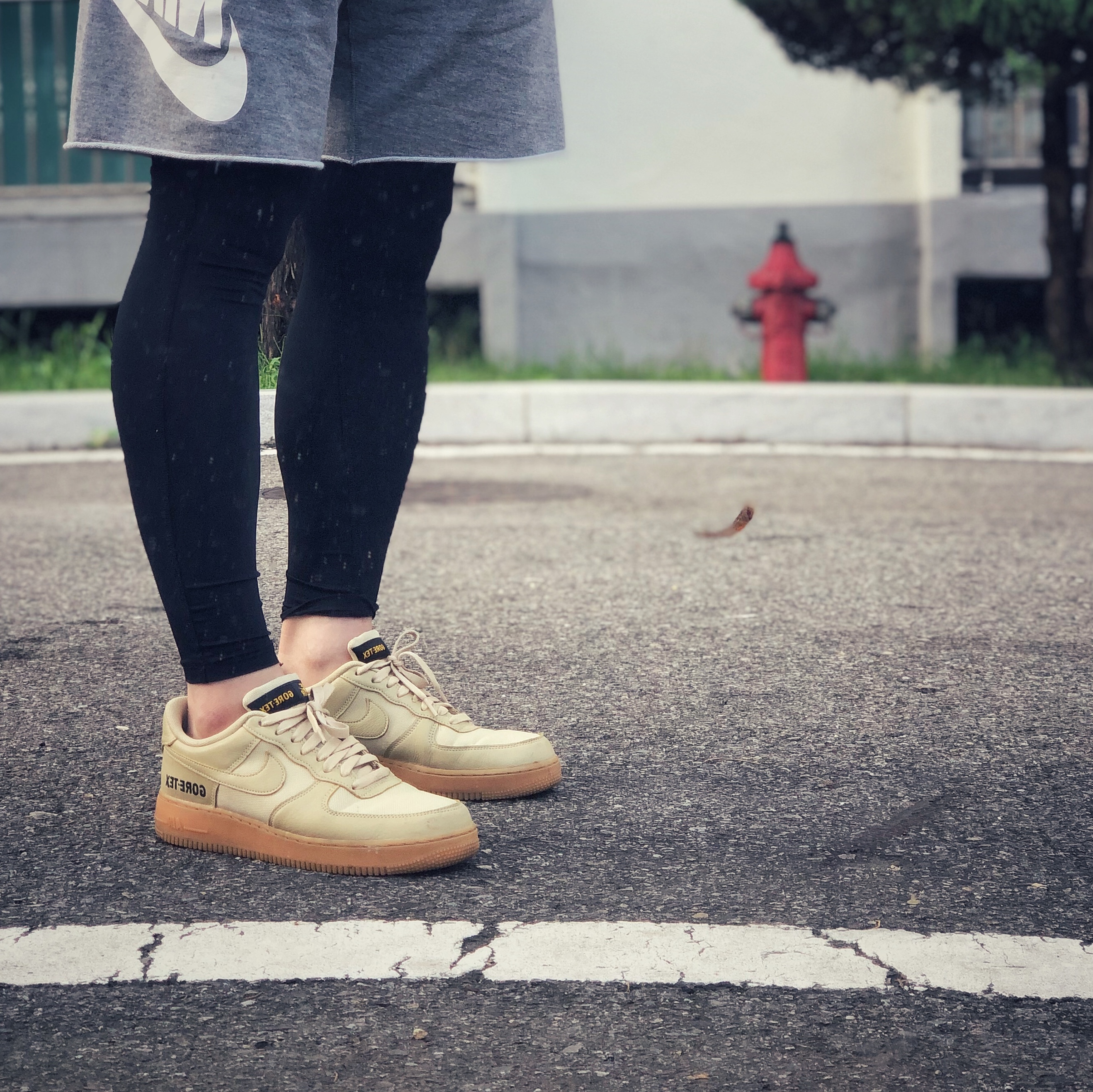 Nike Air Force 1 Low Gore-Tex Team Gold Khaki 착용 스타일