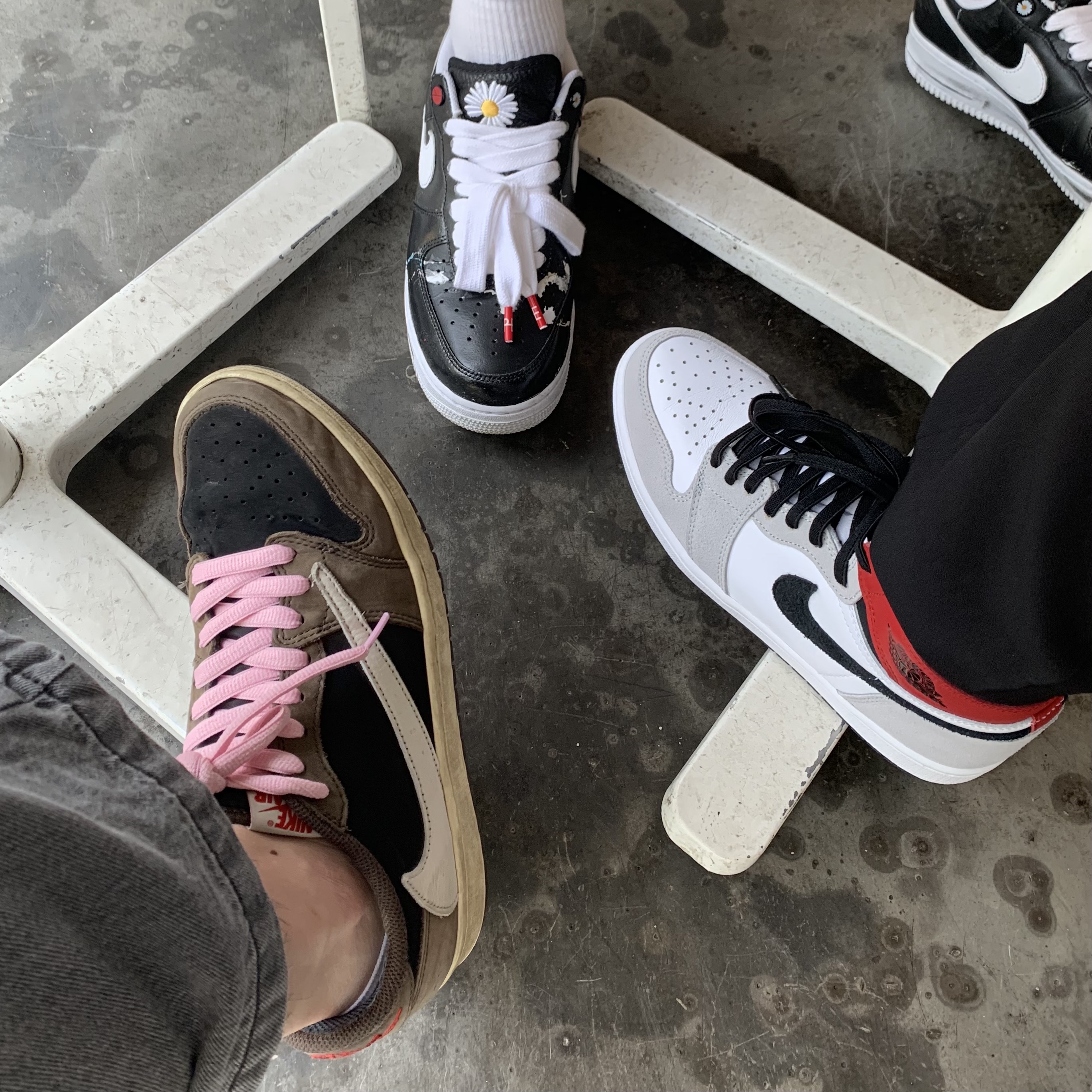 Jordan 1 Retro High OG Light Smoke Grey, Jordan 1 x Travis Scott Retro Low OG SP Mocha 착용 스타일