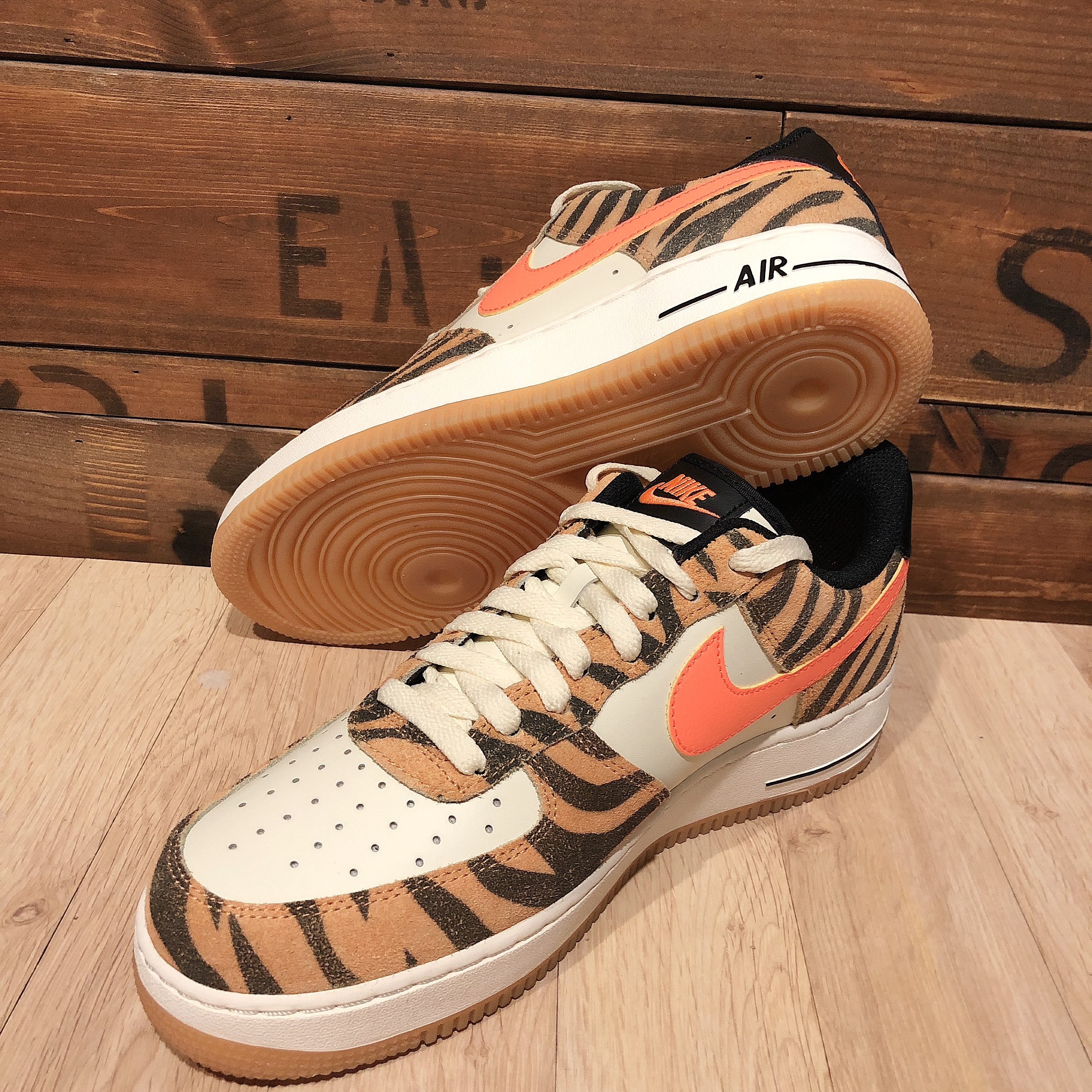 Nike Air Force 1 '07 PRM Orange Zebra 착용 스타일 - 3